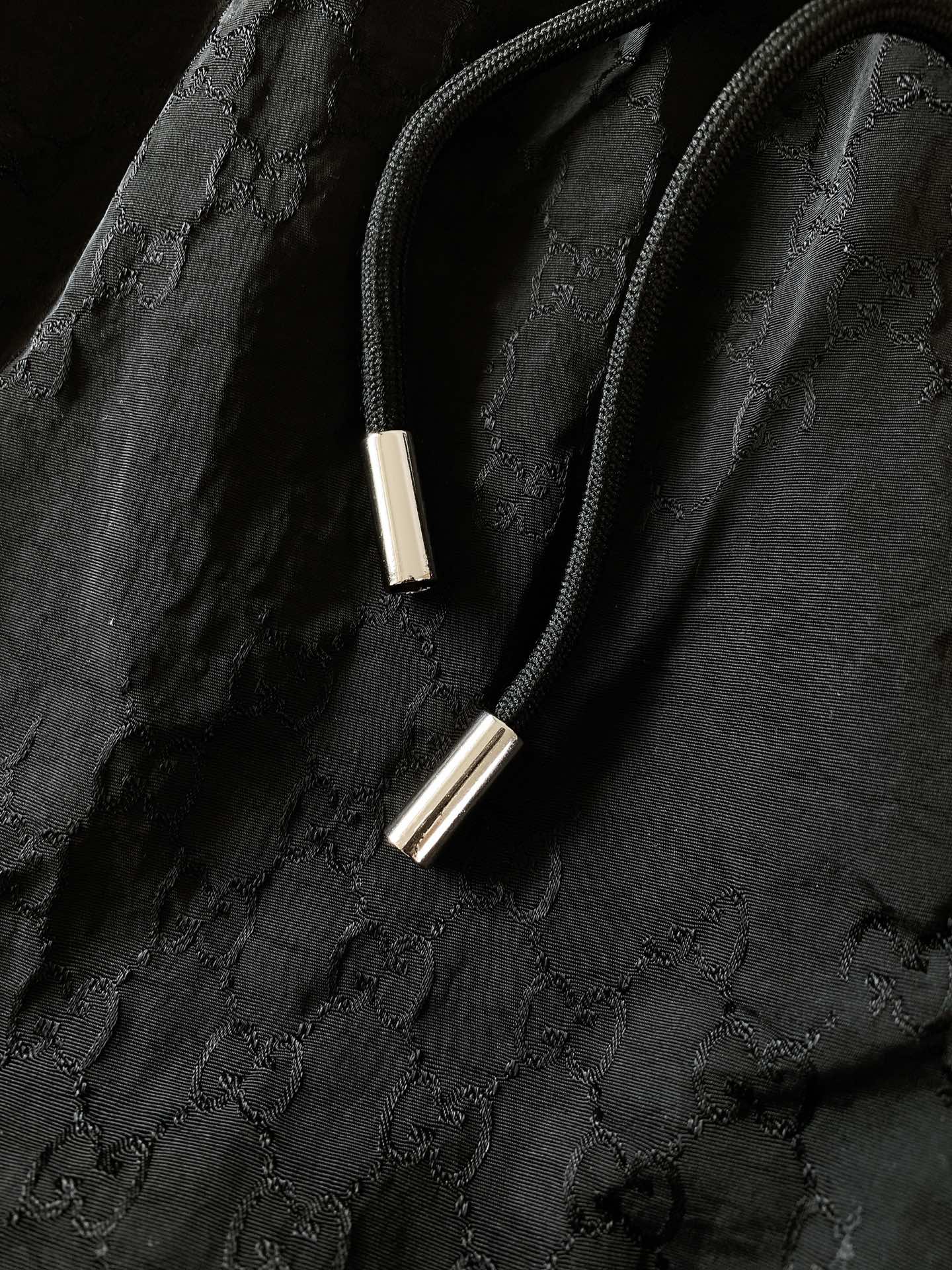 
Gucci 古驰 暗纹提花短裤🩳，双层针织，定制的面料，客供五金辅料～夏季不可缺少的必备单品，在日常穿