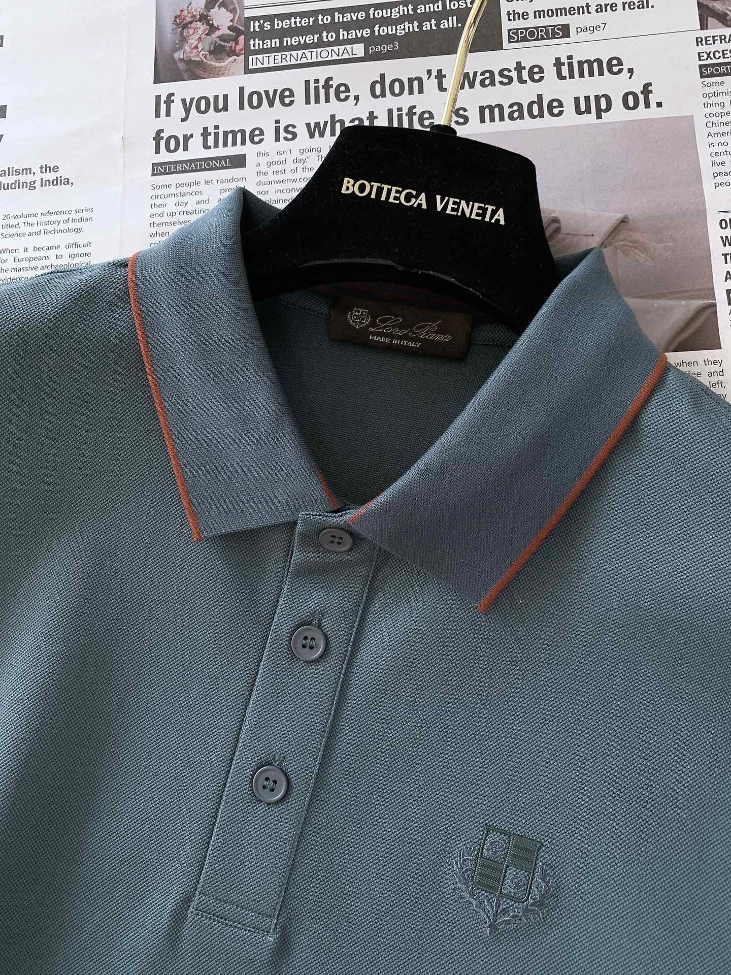 
LoroPiana L.SS春夏新品
lP。起脚珠地翻领短T。
非常规面料裁剪缝制 , 像毛衣一样
