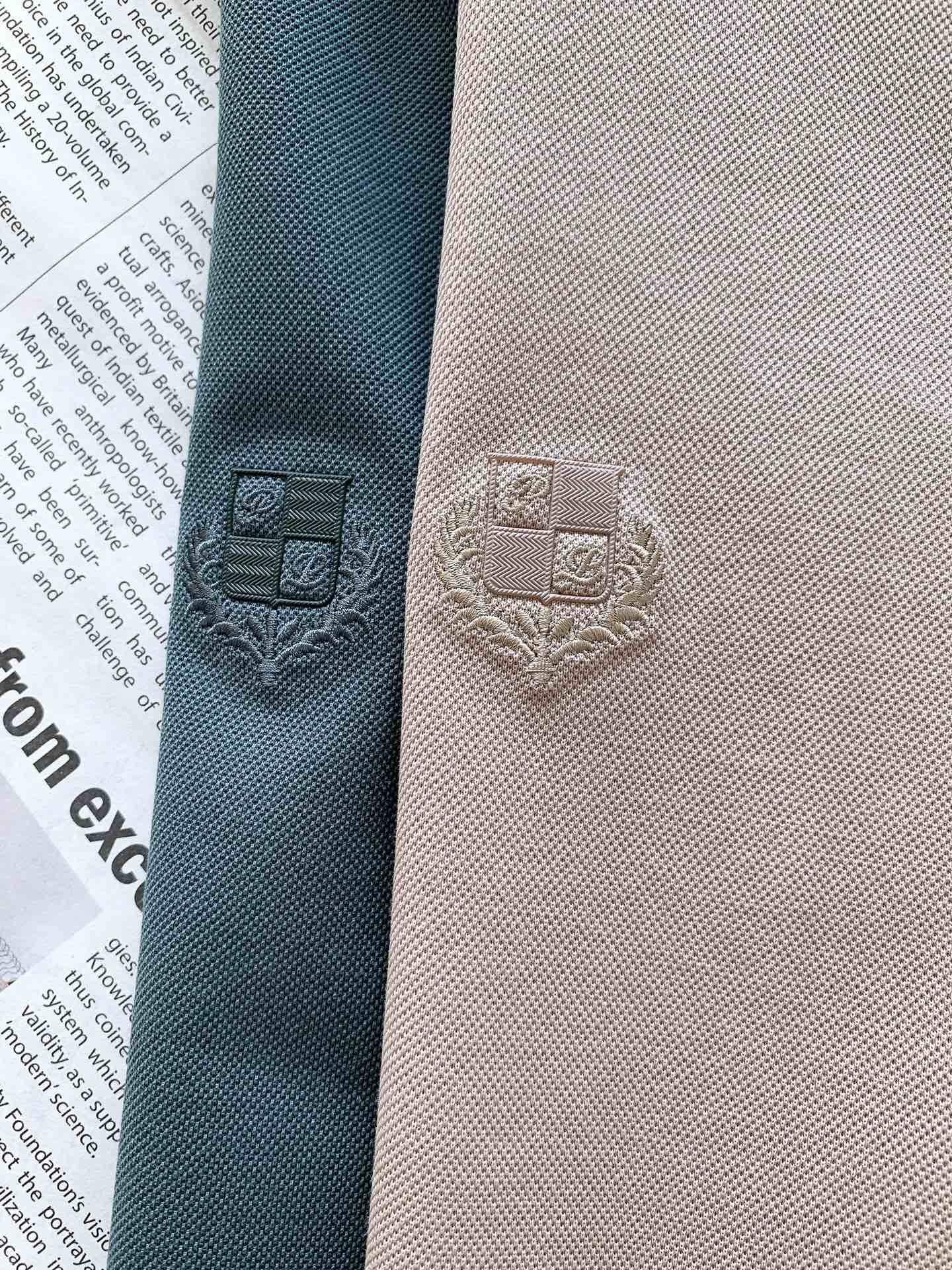 
LoroPiana L.SS春夏新品
lP。起脚珠地翻领短T。
非常规面料裁剪缝制 , 像毛衣一样