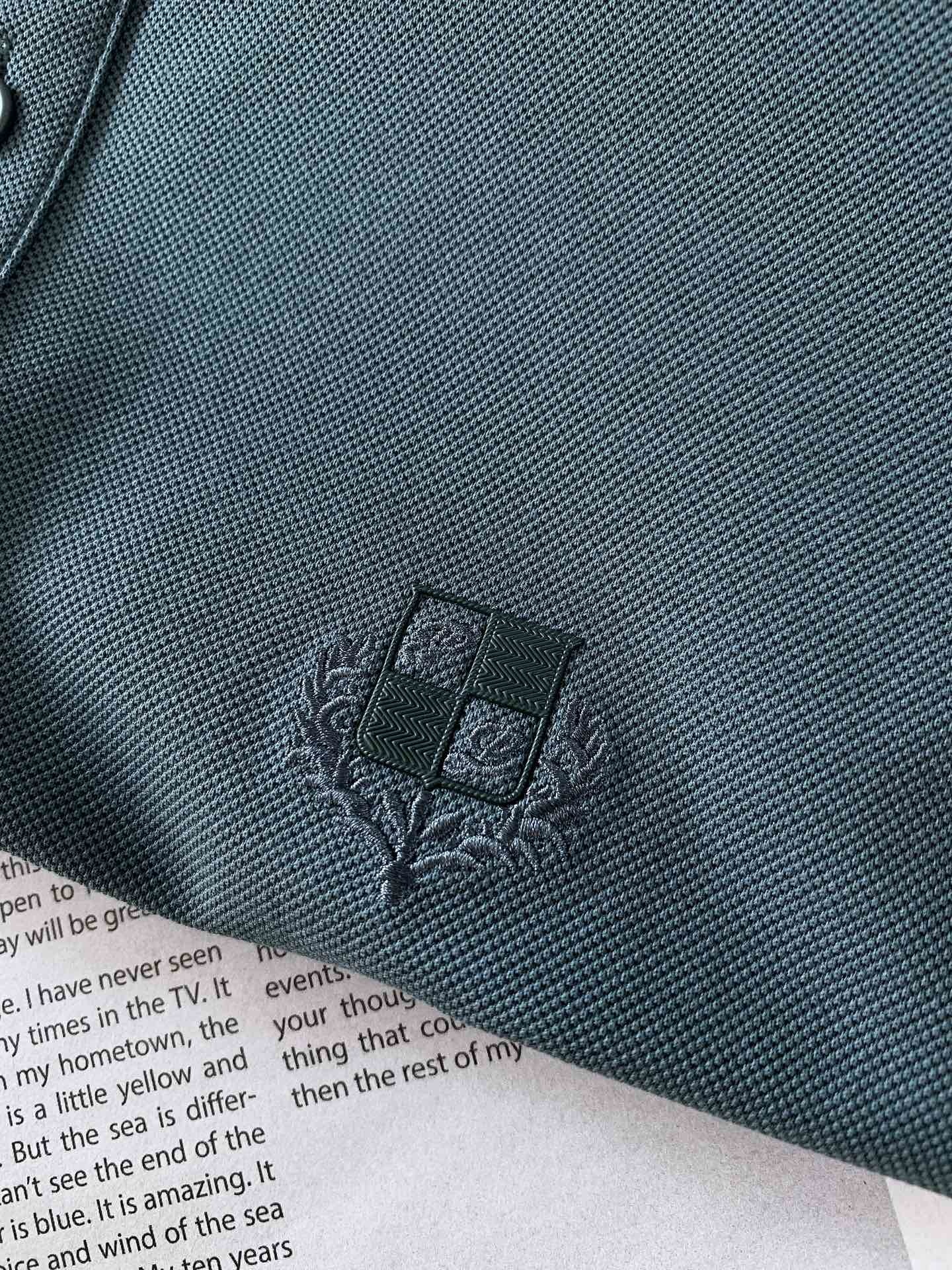 
LoroPiana L.SS春夏新品
lP。起脚珠地翻领短T。
非常规面料裁剪缝制 , 像毛衣一样