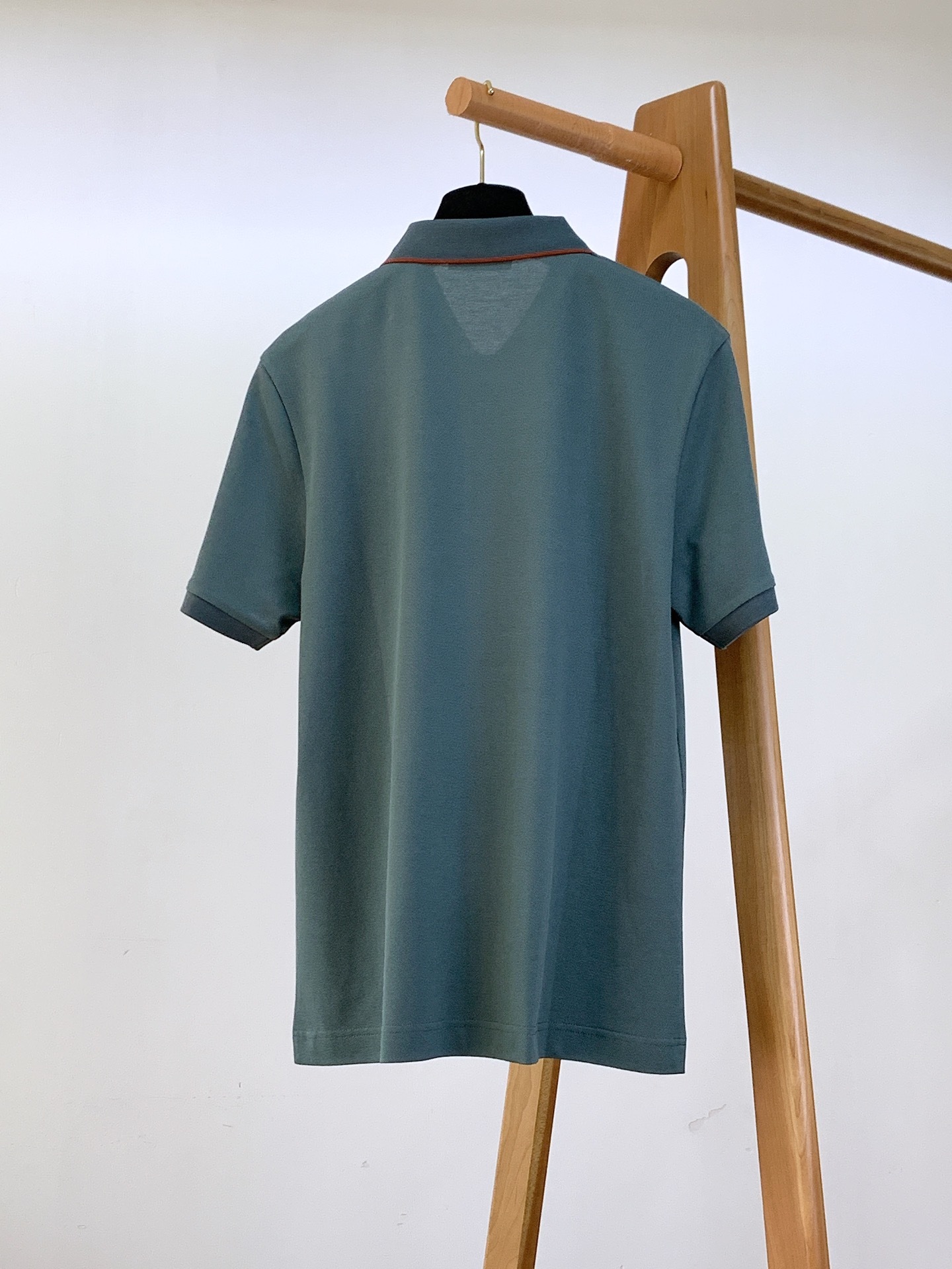 
LoroPiana L.SS春夏新品
lP。起脚珠地翻领短T。
非常规面料裁剪缝制 , 像毛衣一样