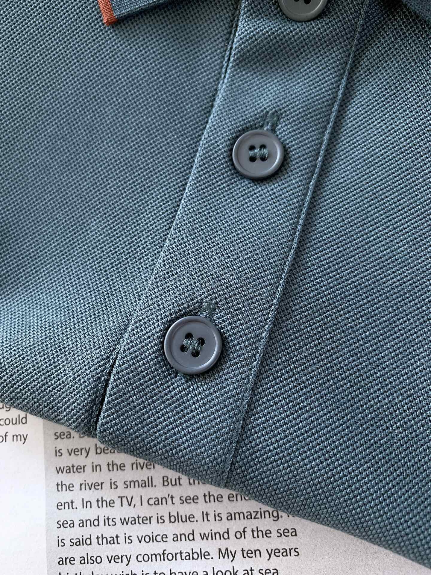 
LoroPiana L.SS春夏新品
lP。起脚珠地翻领短T。
非常规面料裁剪缝制 , 像毛衣一样