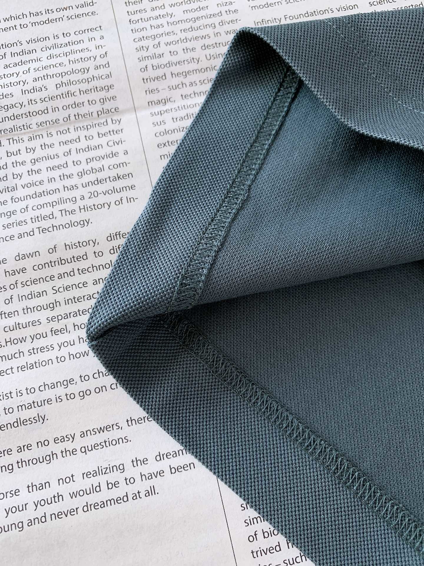 
LoroPiana L.SS春夏新品
lP。起脚珠地翻领短T。
非常规面料裁剪缝制 , 像毛衣一样