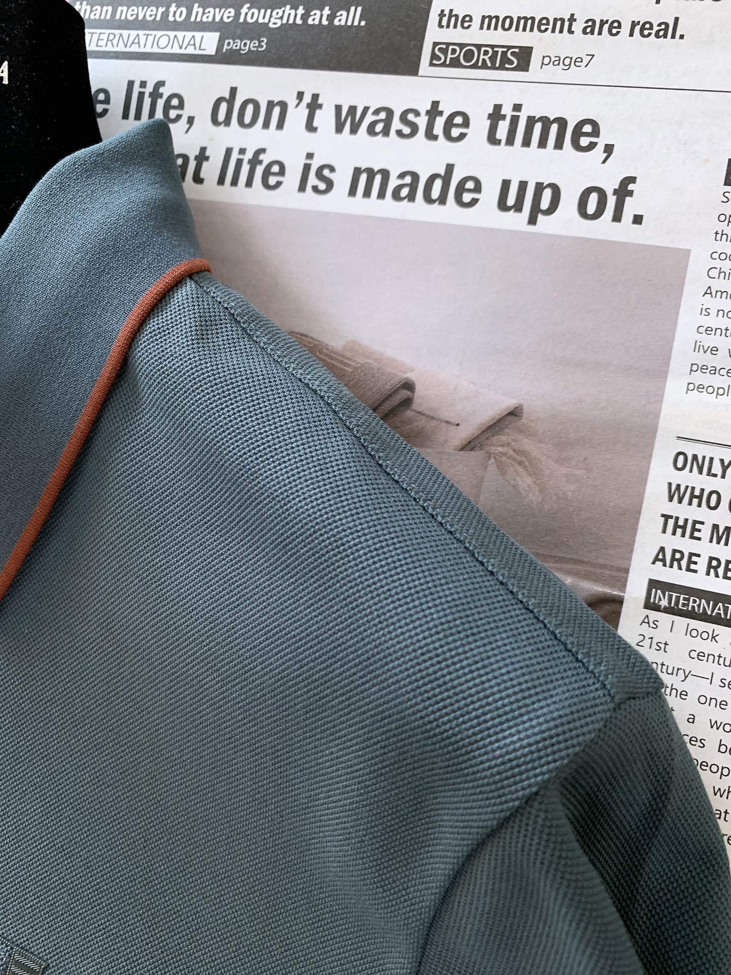 
LoroPiana L.SS春夏新品
lP。起脚珠地翻领短T。
非常规面料裁剪缝制 , 像毛衣一样