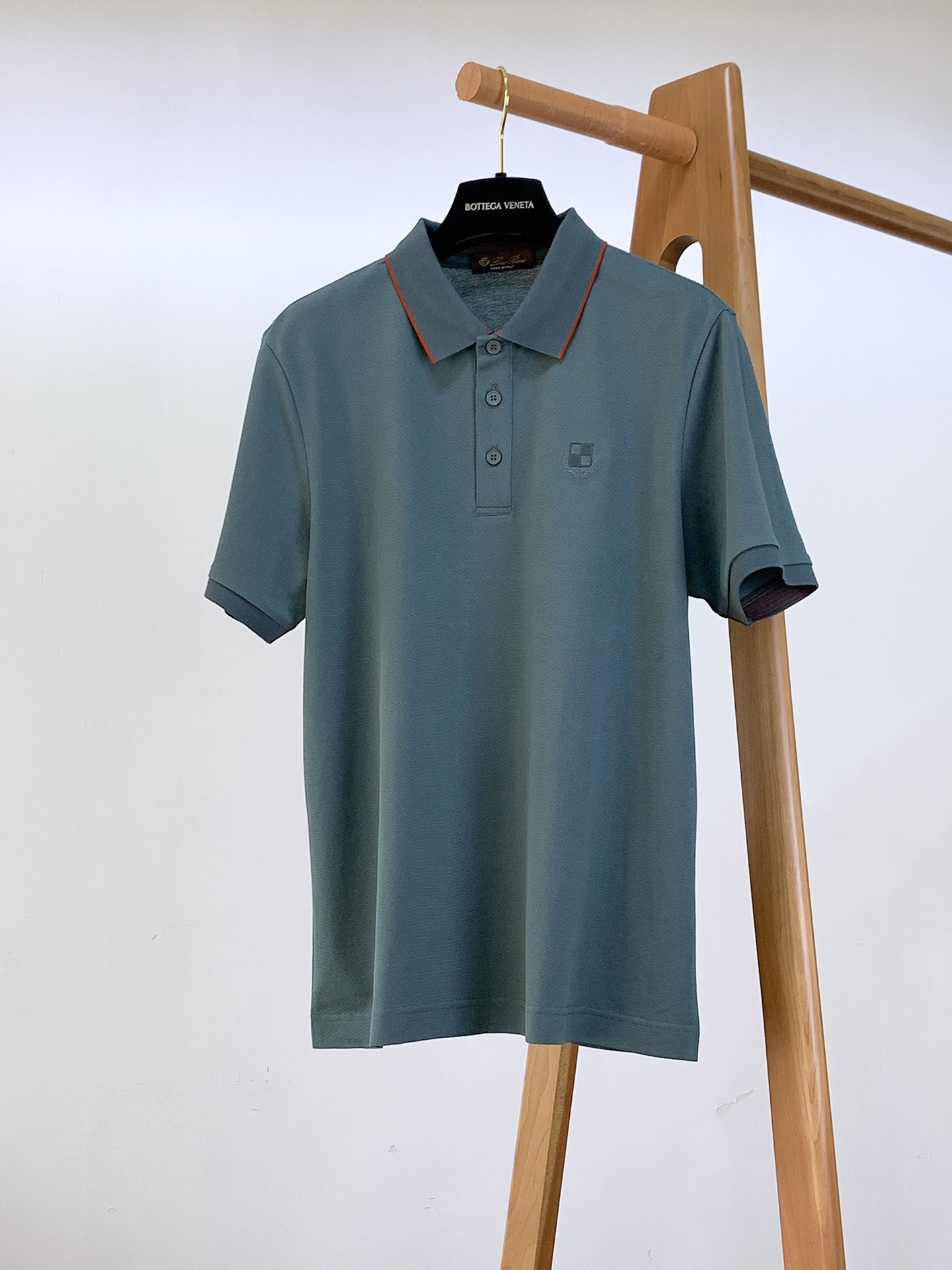 
LoroPiana L.SS春夏新品
lP。起脚珠地翻领短T。
非常规面料裁剪缝制 , 像毛衣一样