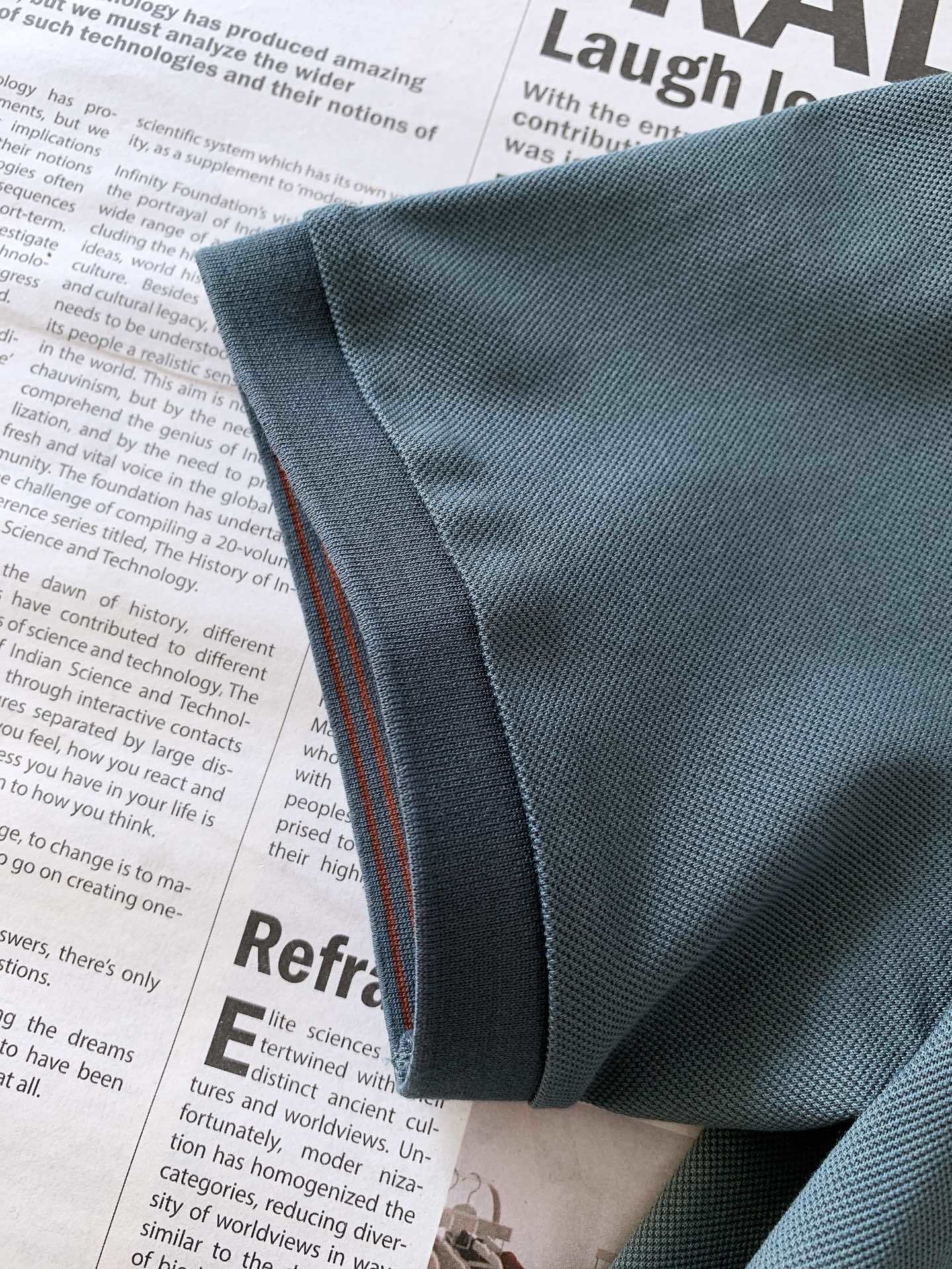 
LoroPiana L.SS春夏新品
lP。起脚珠地翻领短T。
非常规面料裁剪缝制 , 像毛衣一样