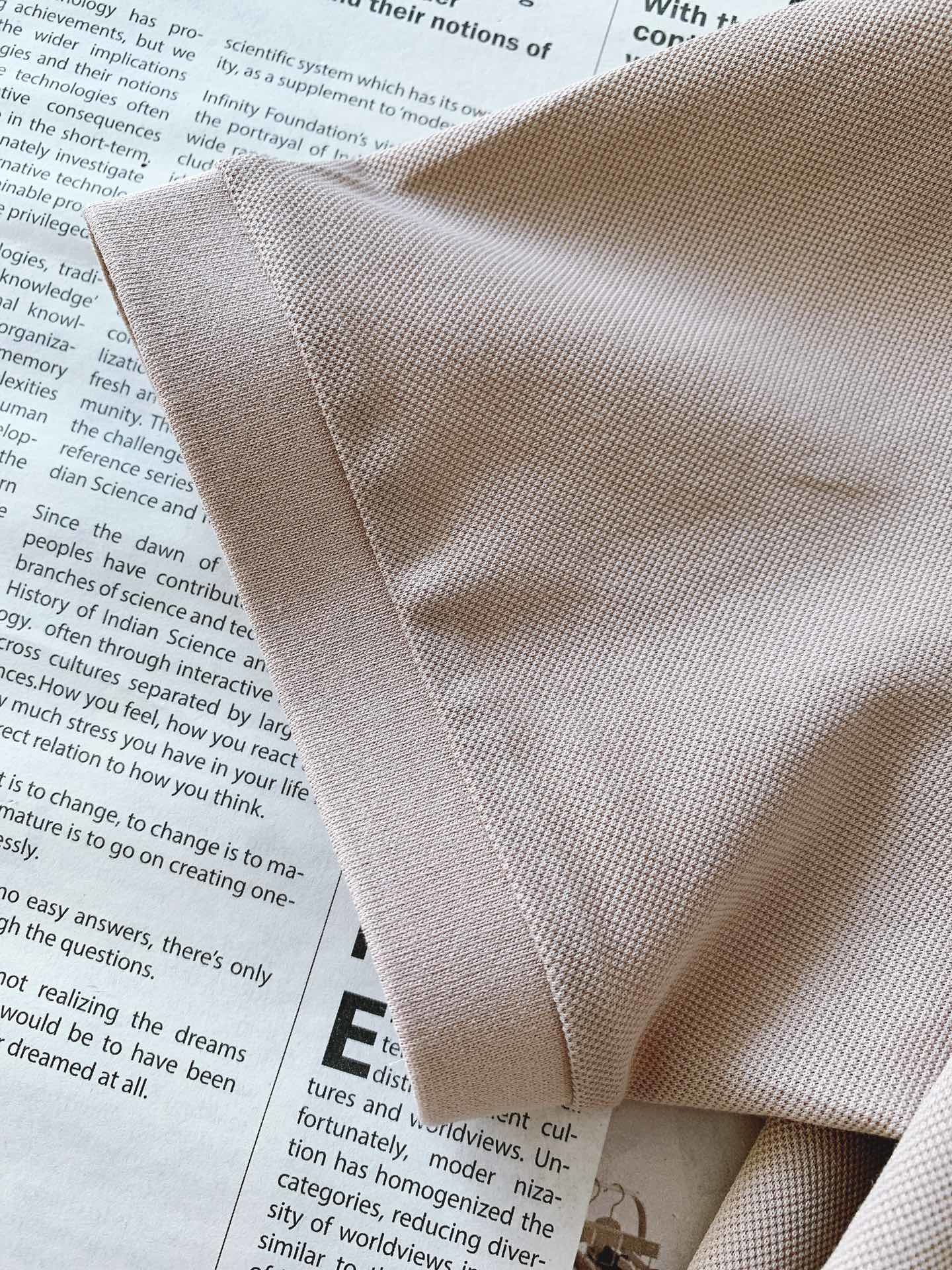 LoroPiana L.SS春夏新品
lP。起脚珠地翻领短T。
非常规面料裁剪缝制 , 像毛衣一样横机