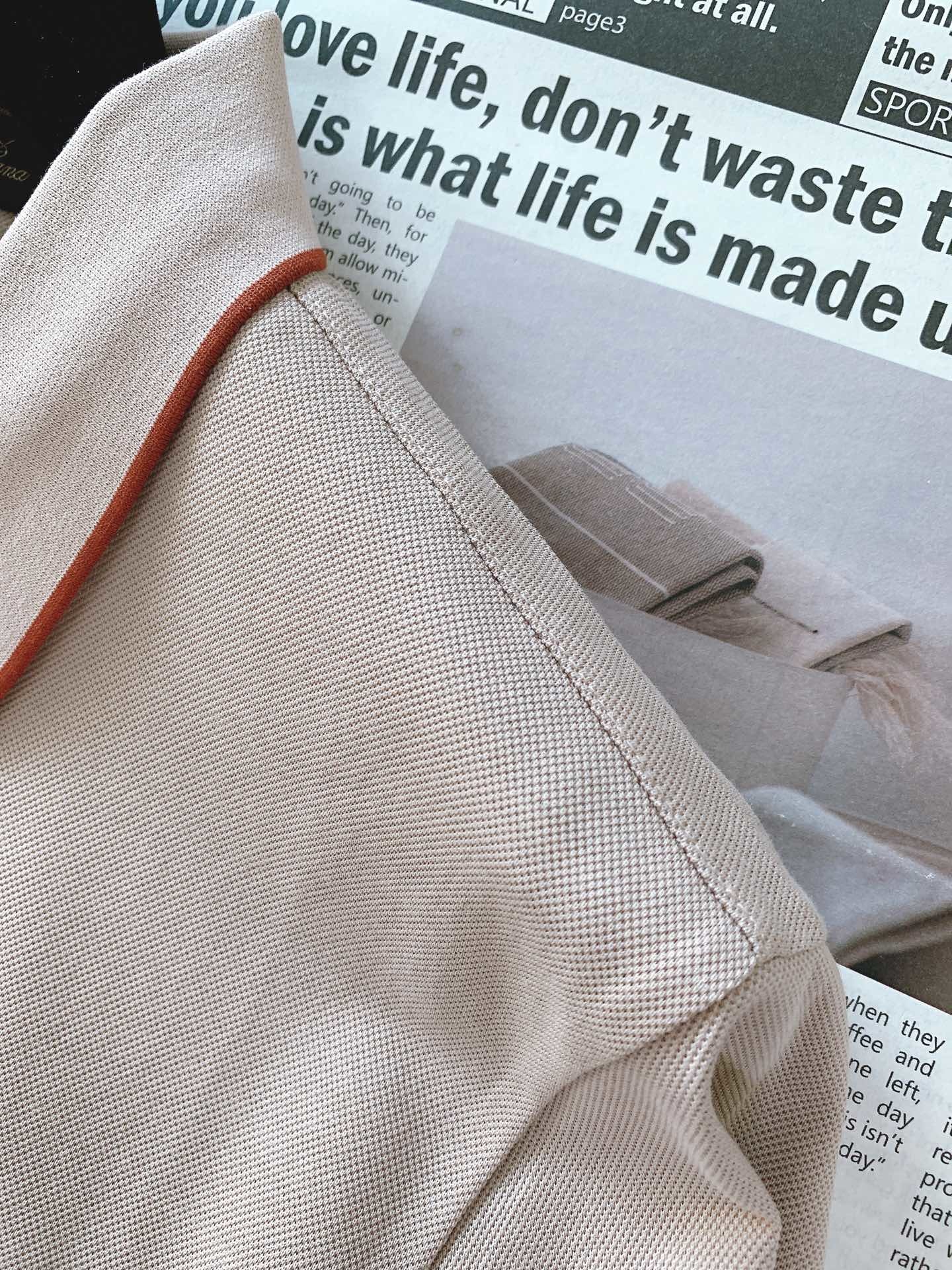 LoroPiana L.SS春夏新品
lP。起脚珠地翻领短T。
非常规面料裁剪缝制 , 像毛衣一样横机