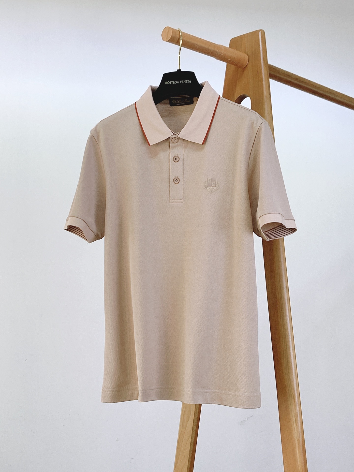 LoroPiana L.SS春夏新品
lP。起脚珠地翻领短T。
非常规面料裁剪缝制 , 像毛衣一样横机