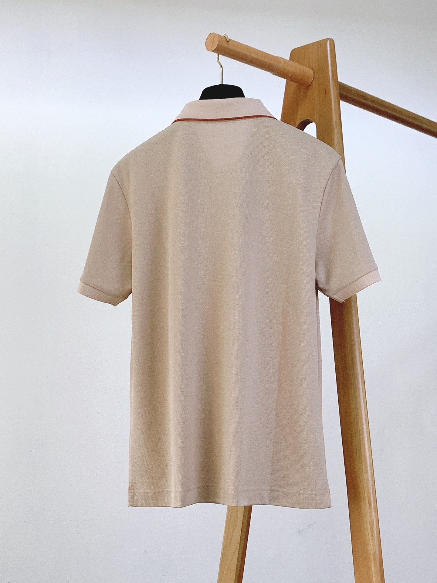LoroPiana L.SS春夏新品
lP。起脚珠地翻领短T。
非常规面料裁剪缝制 , 像毛衣一样横机