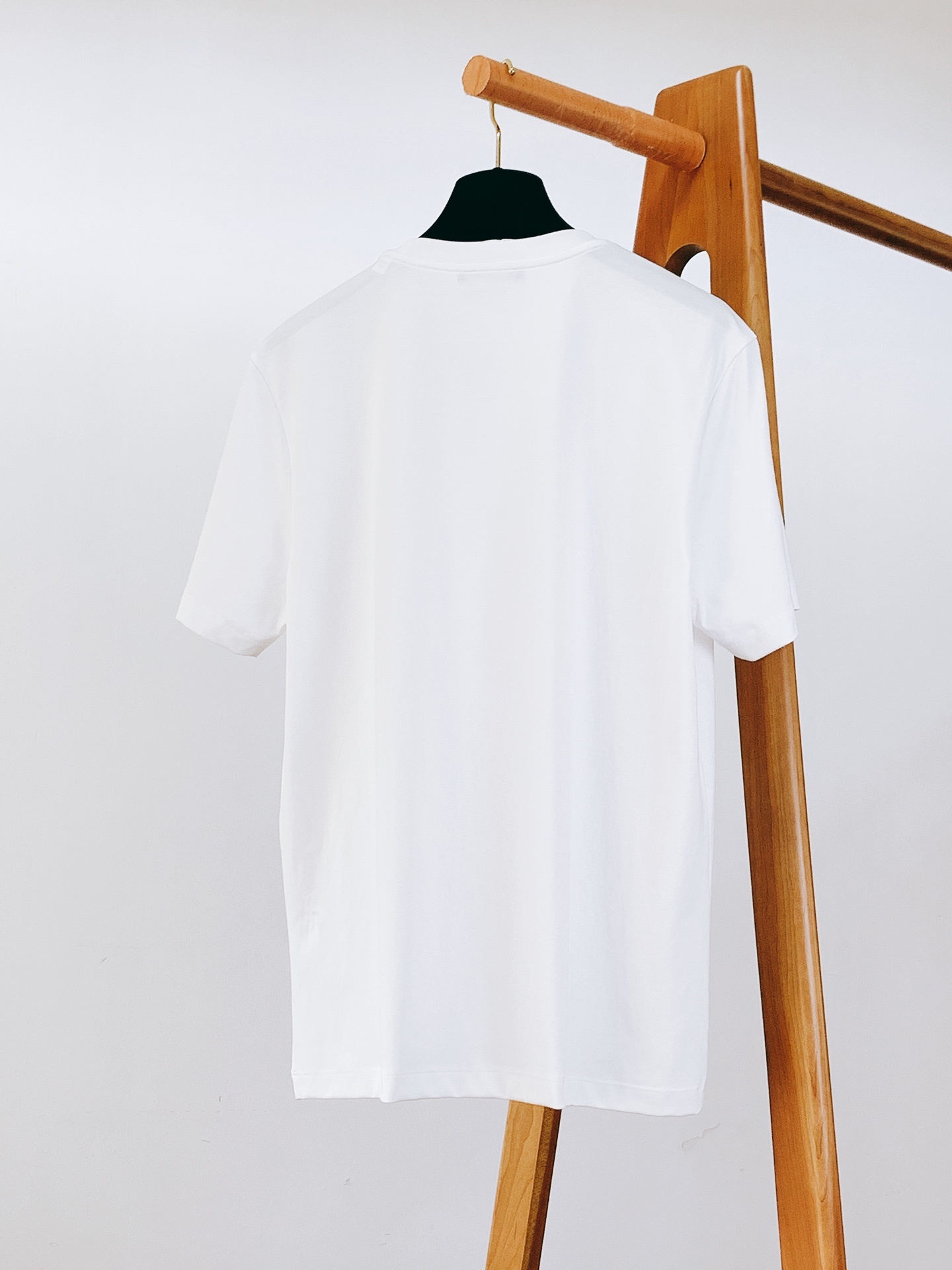 LoroPiana L.SS春夏新品
lP。短袖
材质 棉 氨纶 特别丝滑
适用季节 夏
领型