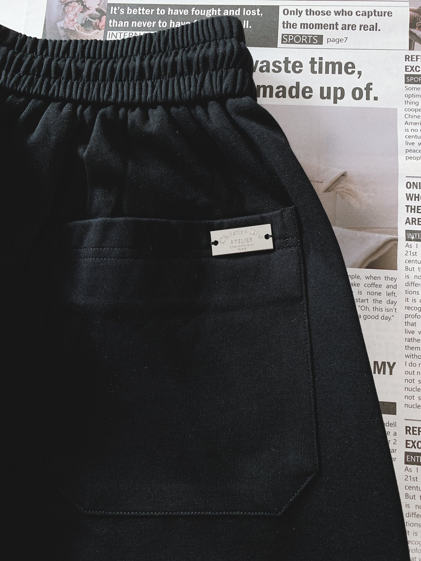 
Dior Homme 迪奥·桀傲 2025SS春夏新品 
刺绣抽绳短裤🩳
时尚系列，独特设计，抽绳休闲