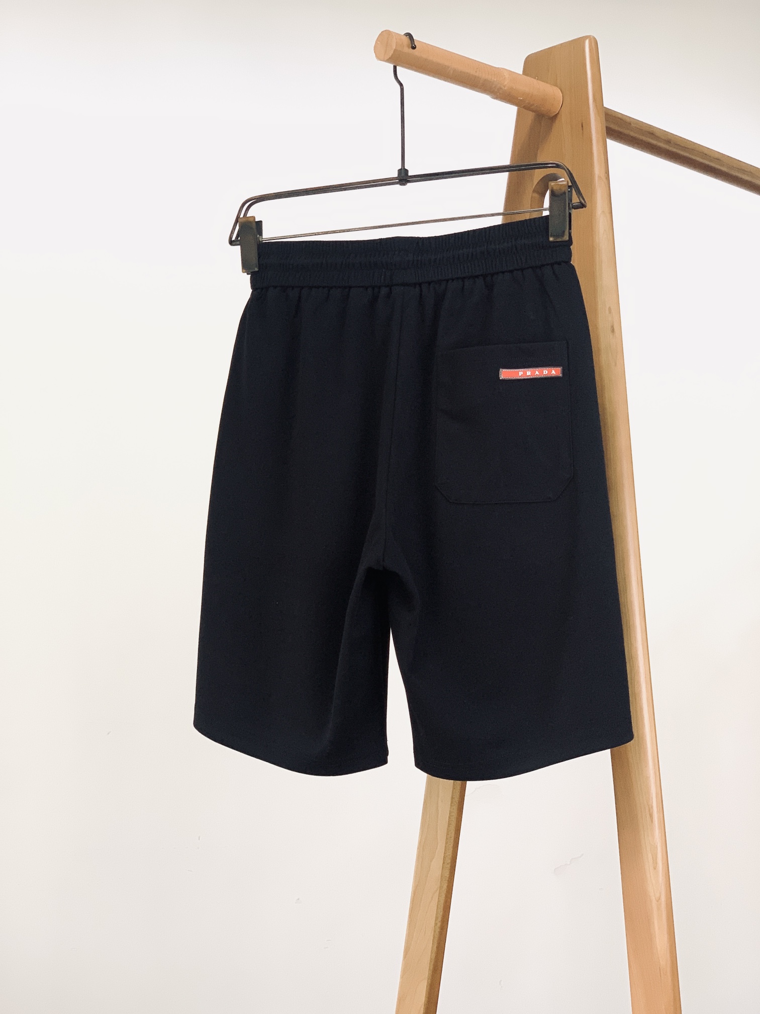 
Prada 普拉达 2025SS春夏新品 
工装抽绳短裤🩳
时尚系列，独特设计，抽绳休闲长裤
 订纱开