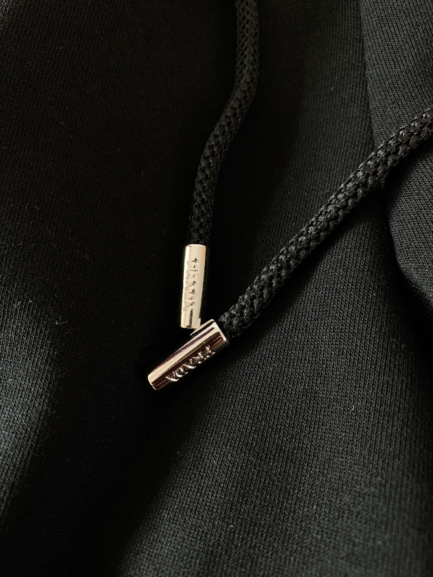 
Prada 普拉达 2025SS春夏新品 
工装抽绳短裤🩳
时尚系列，独特设计，抽绳休闲长裤
 订纱开