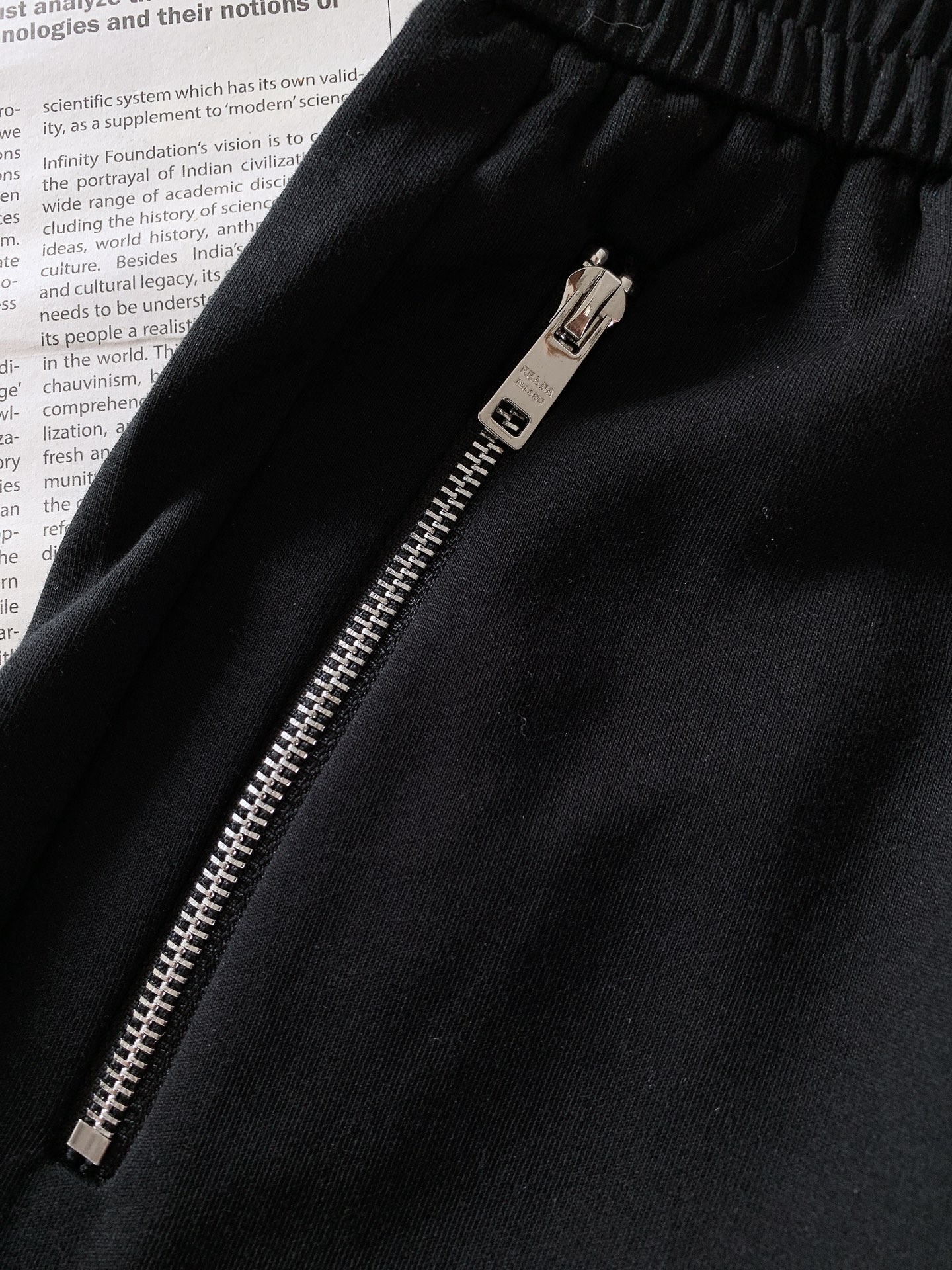 
Prada 普拉达 2025SS春夏新品 
工装抽绳短裤🩳
时尚系列，独特设计，抽绳休闲长裤
 订纱开