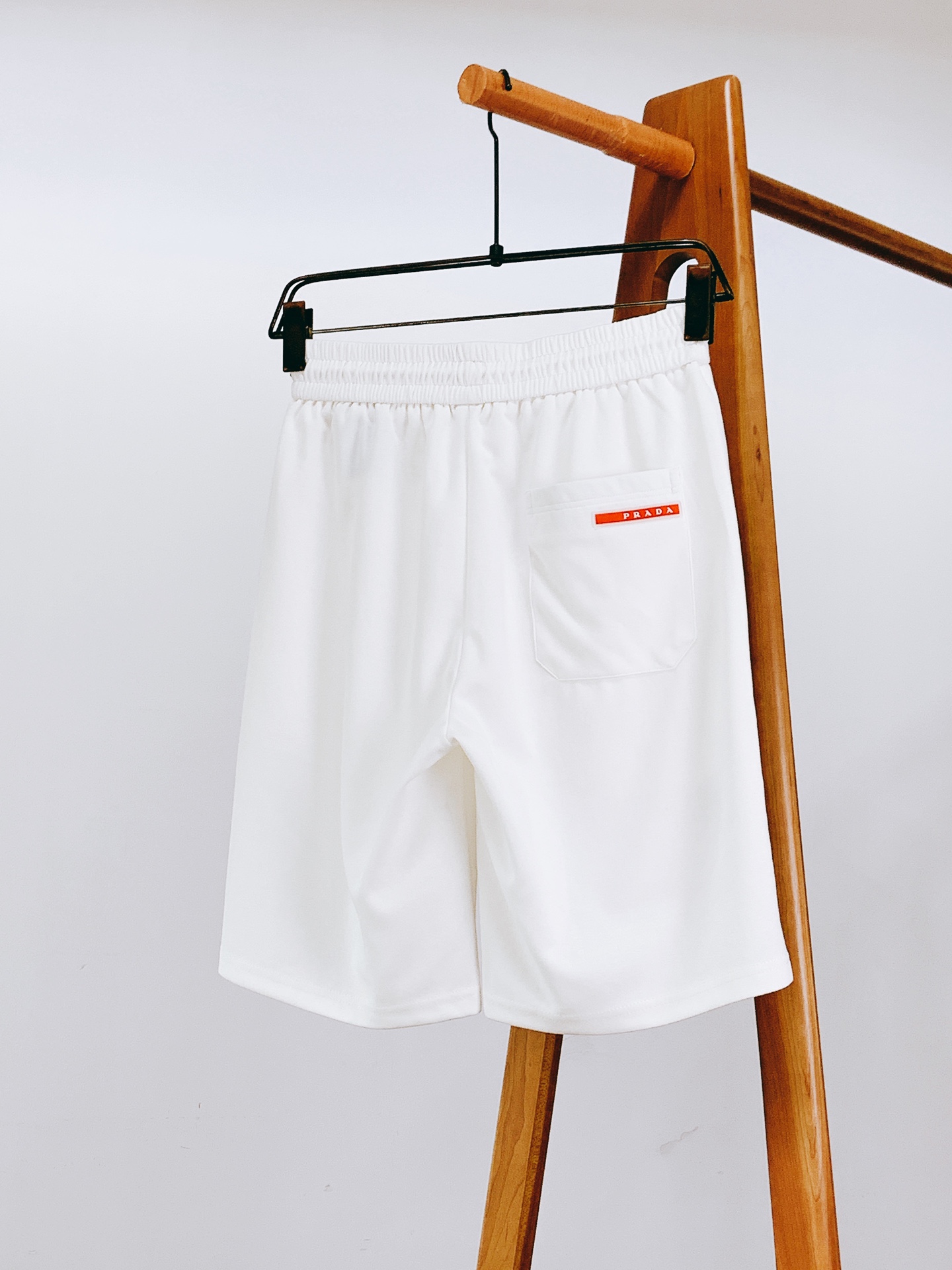 
Prada 普拉达 2025SS春夏新品 
工装抽绳短裤🩳
时尚系列，独特设计，抽绳休闲长裤
 订纱开