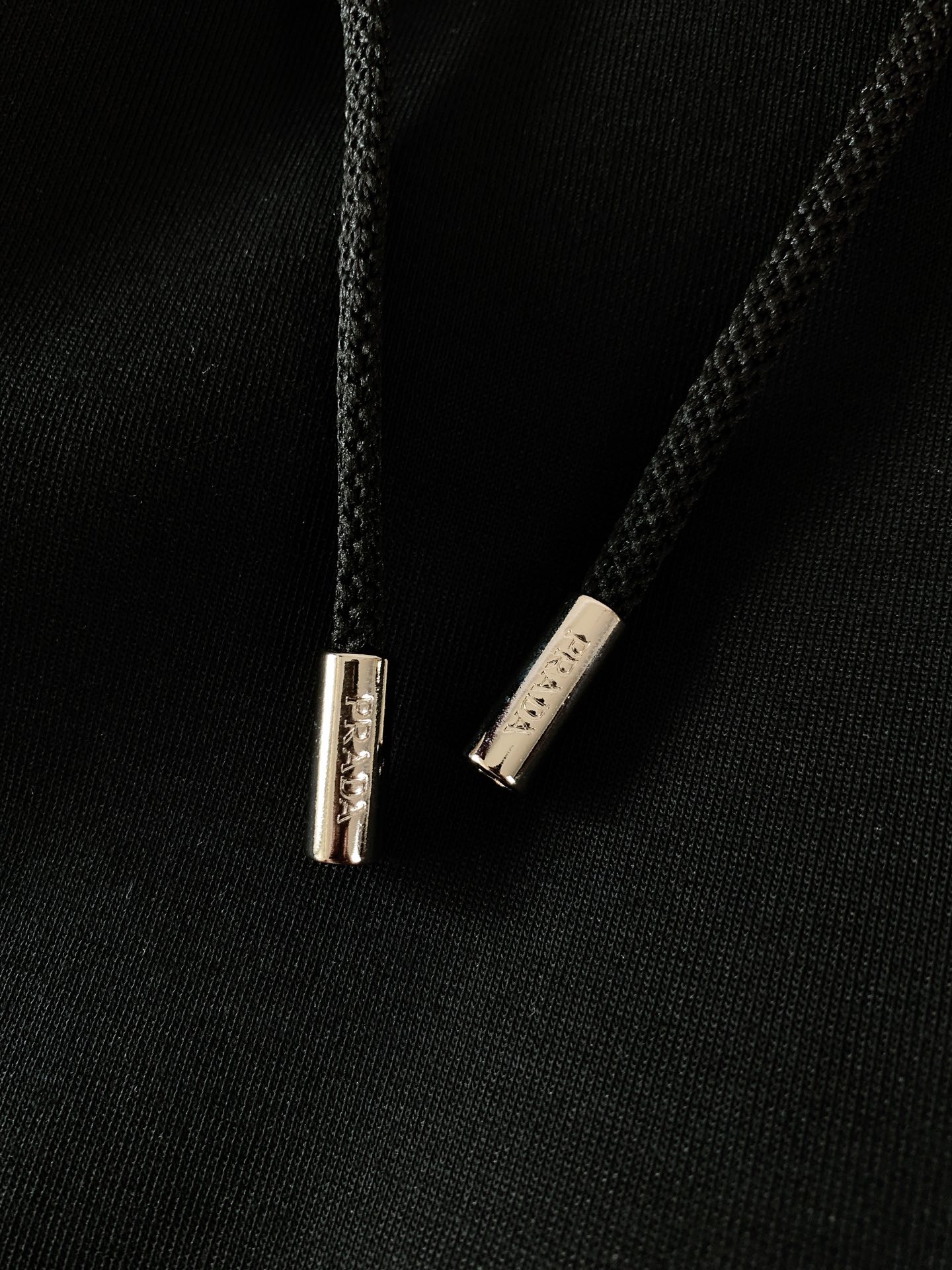 
Prada 普拉达 2025SS春夏新品 
印花抽绳短裤🩳
时尚系列，独特设计，抽绳休闲长裤
 订纱开