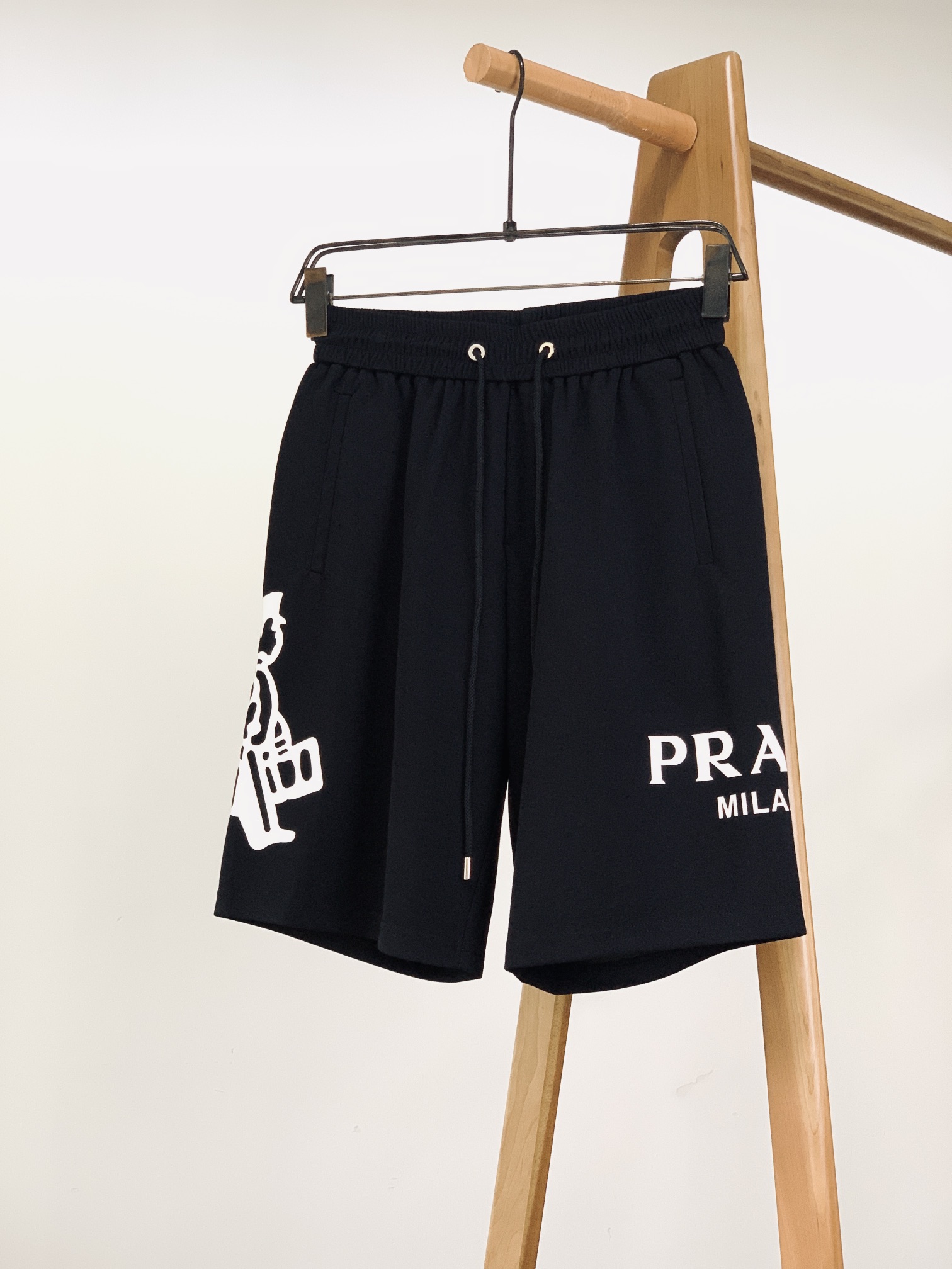 
Prada 普拉达 2025SS春夏新品 
印花抽绳短裤🩳
时尚系列，独特设计，抽绳休闲长裤
 订纱开