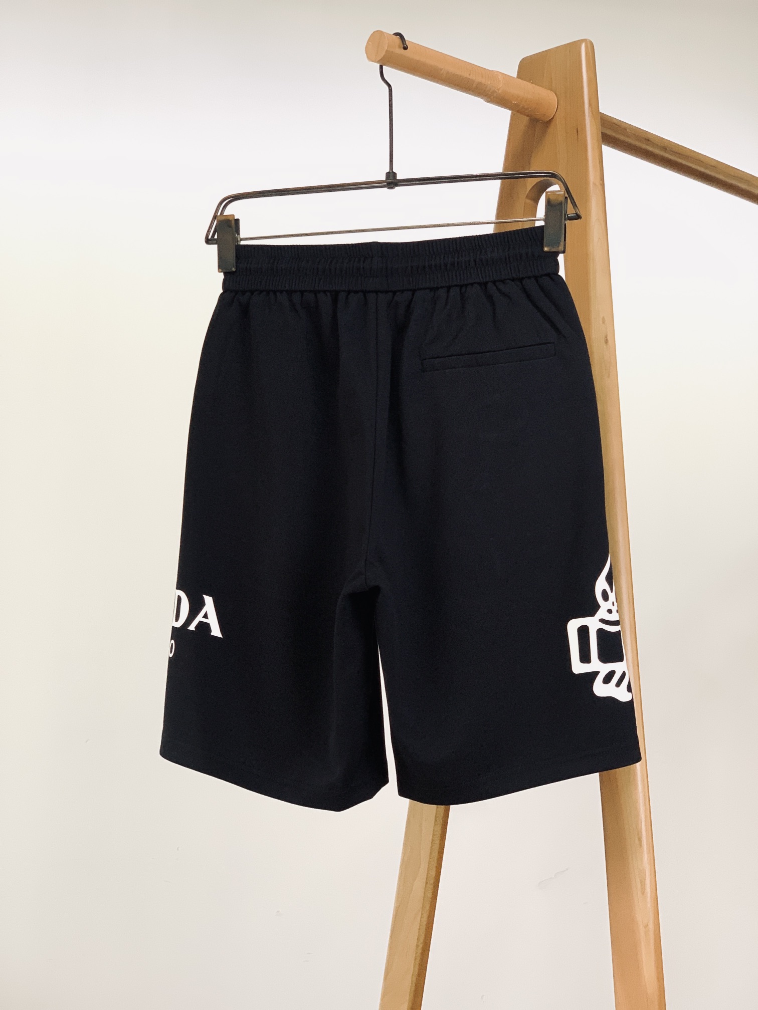 
Prada 普拉达 2025SS春夏新品 
印花抽绳短裤🩳
时尚系列，独特设计，抽绳休闲长裤
 订纱开