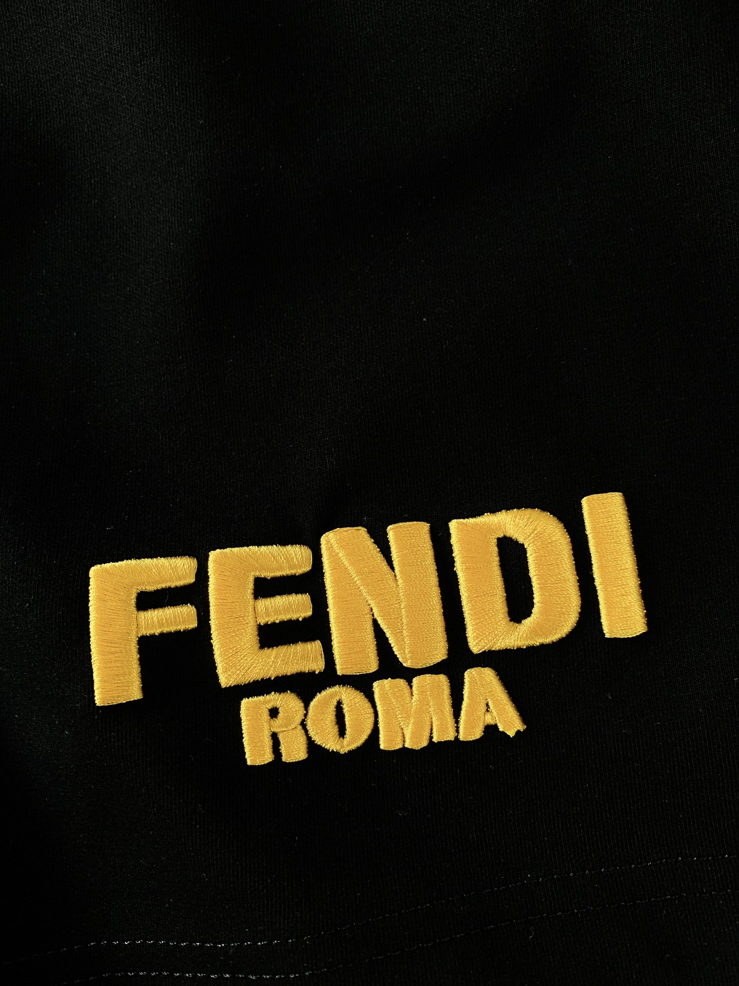 
Fendi 芬迪 2025SS春夏新品 
刺绣抽绳短裤🩳
时尚系列，独特设计，抽绳休闲长裤
 订纱开始