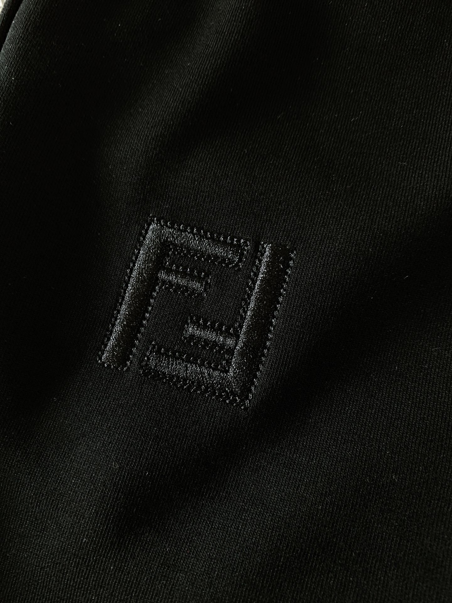 
Fendi 芬迪 2025SS春夏新品 
刺绣抽绳短裤🩳
时尚系列，独特设计，抽绳休闲长裤
 订纱开始