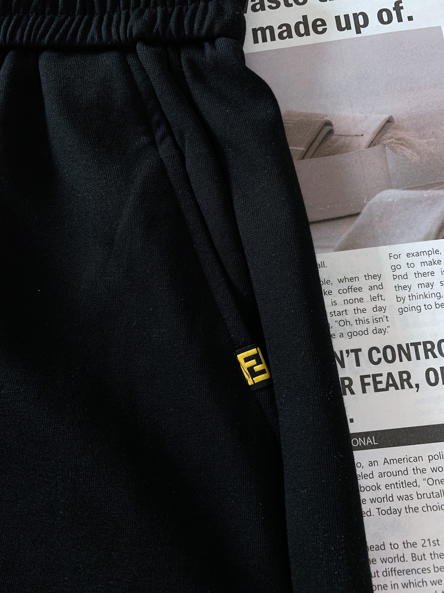 
Fendi 芬迪 2025SS春夏新品 
刺绣抽绳短裤🩳
时尚系列，独特设计，抽绳休闲长裤
 订纱开始