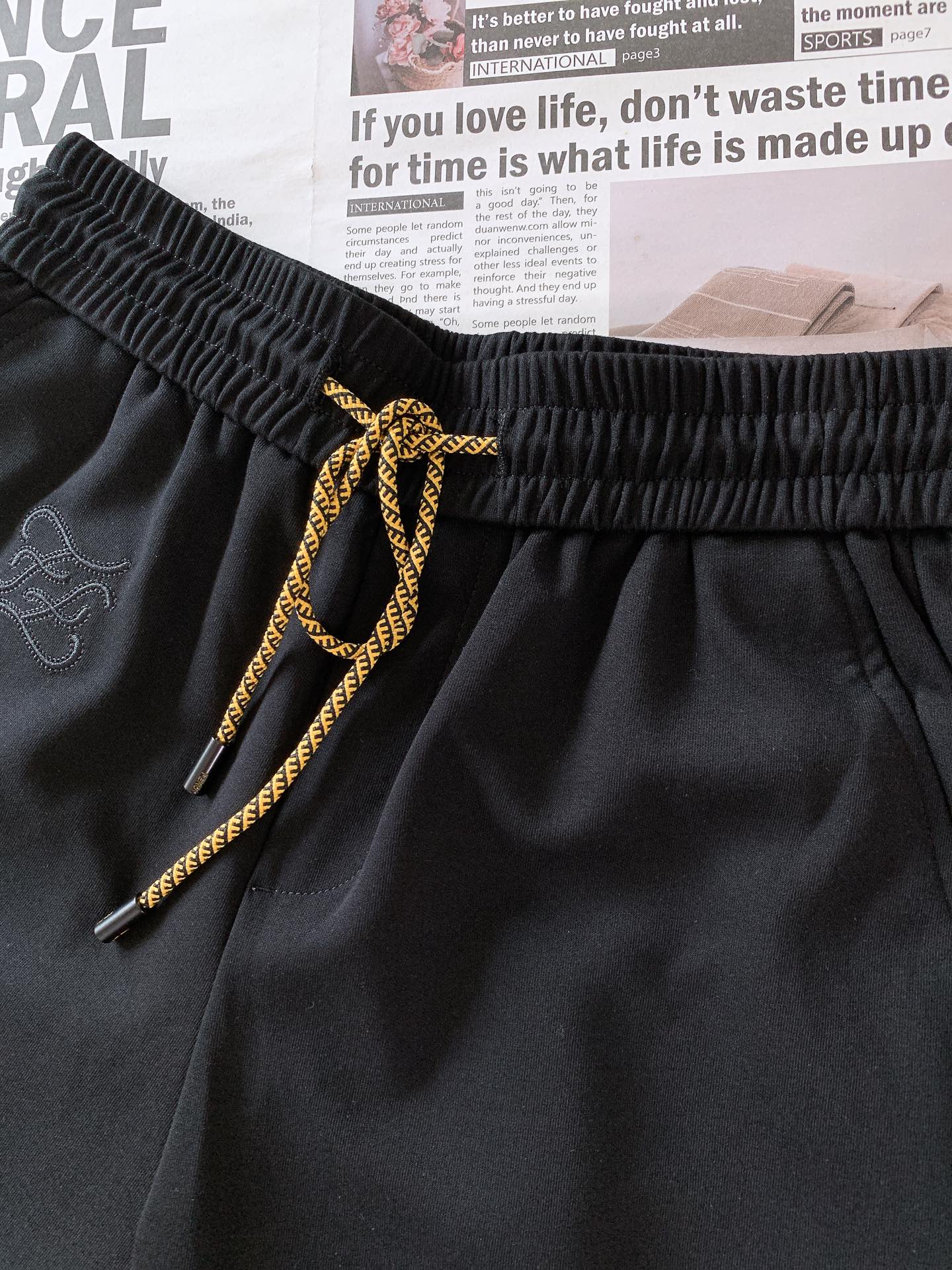 
Fendi 芬迪 2025SS春夏新品 
刺绣抽绳短裤🩳
时尚系列，独特设计，抽绳休闲长裤
 订纱开始