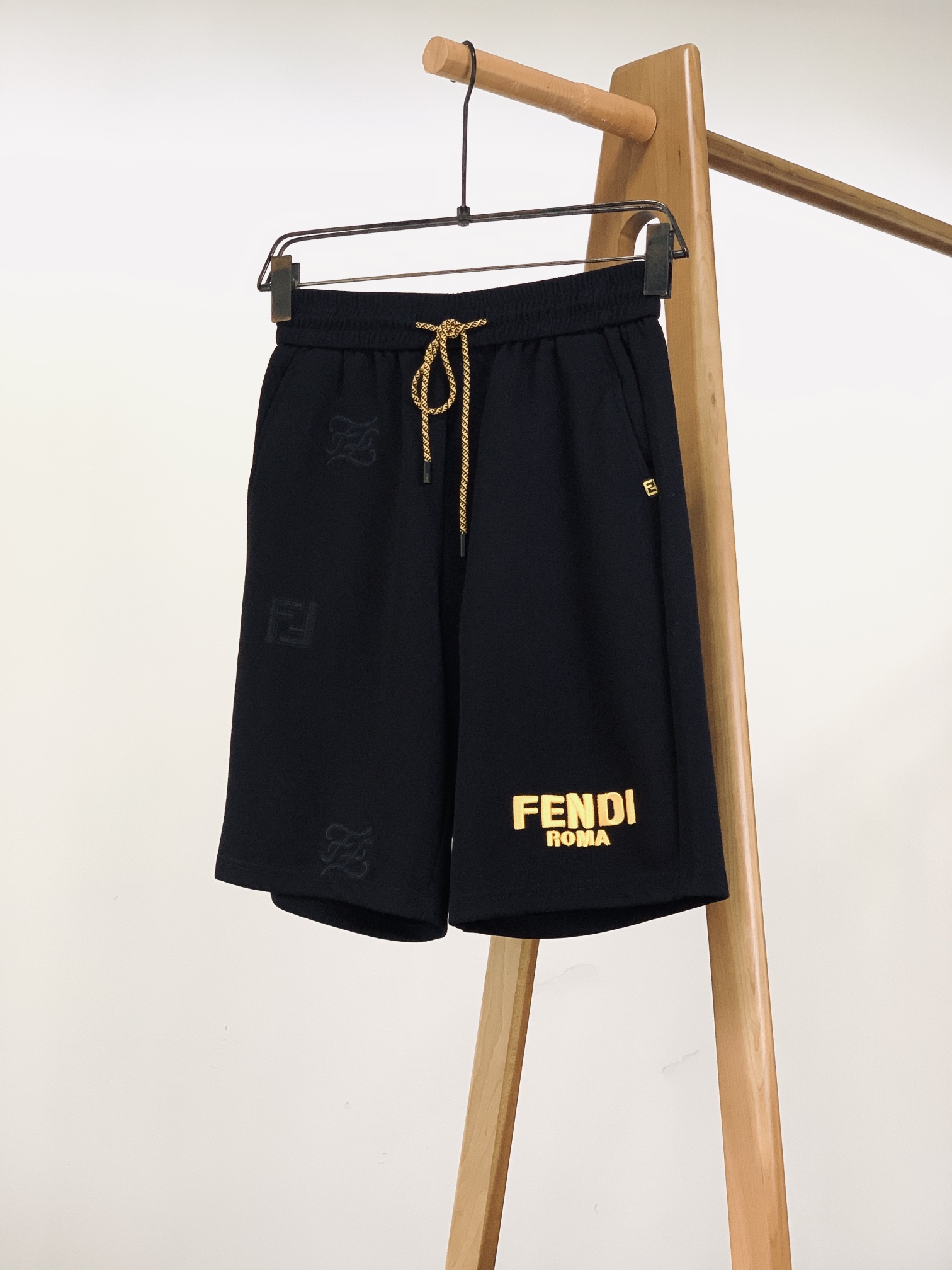 
Fendi 芬迪 2025SS春夏新品 
刺绣抽绳短裤🩳
时尚系列，独特设计，抽绳休闲长裤
 订纱开始