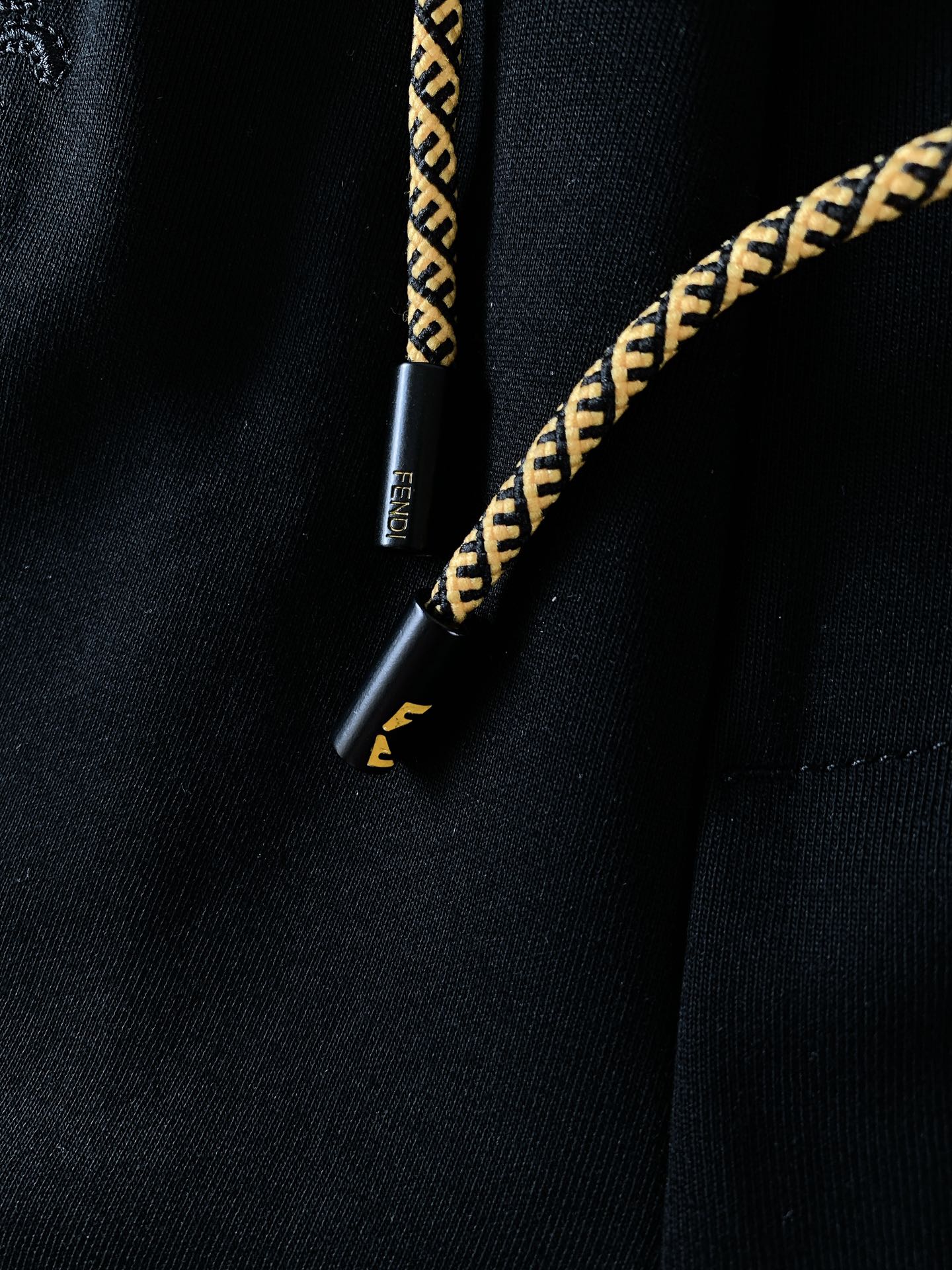 
Fendi 芬迪 2025SS春夏新品 
刺绣抽绳短裤🩳
时尚系列，独特设计，抽绳休闲长裤
 订纱开始