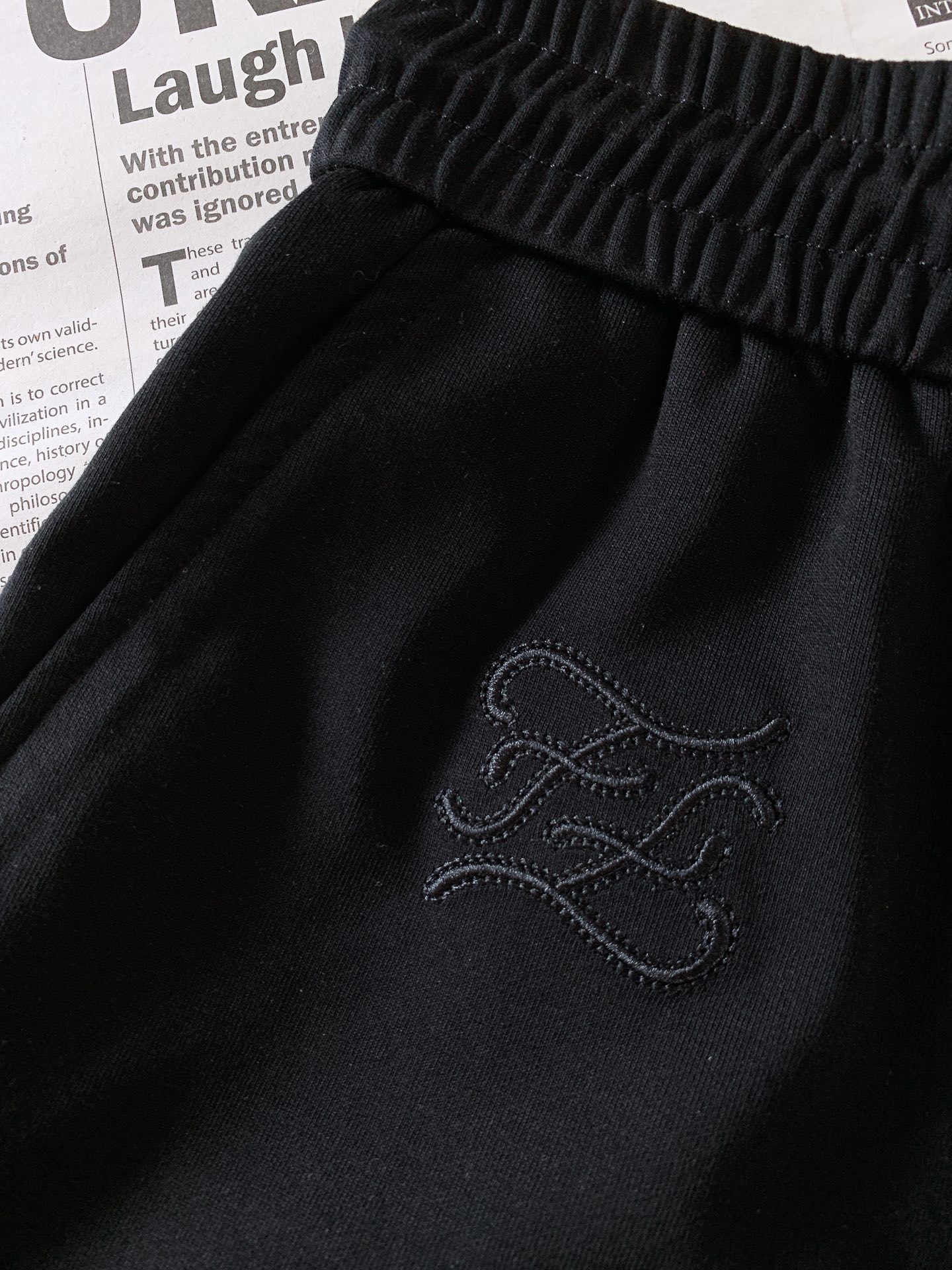 
Fendi 芬迪 2025SS春夏新品 
刺绣抽绳短裤🩳
时尚系列，独特设计，抽绳休闲长裤
 订纱开始