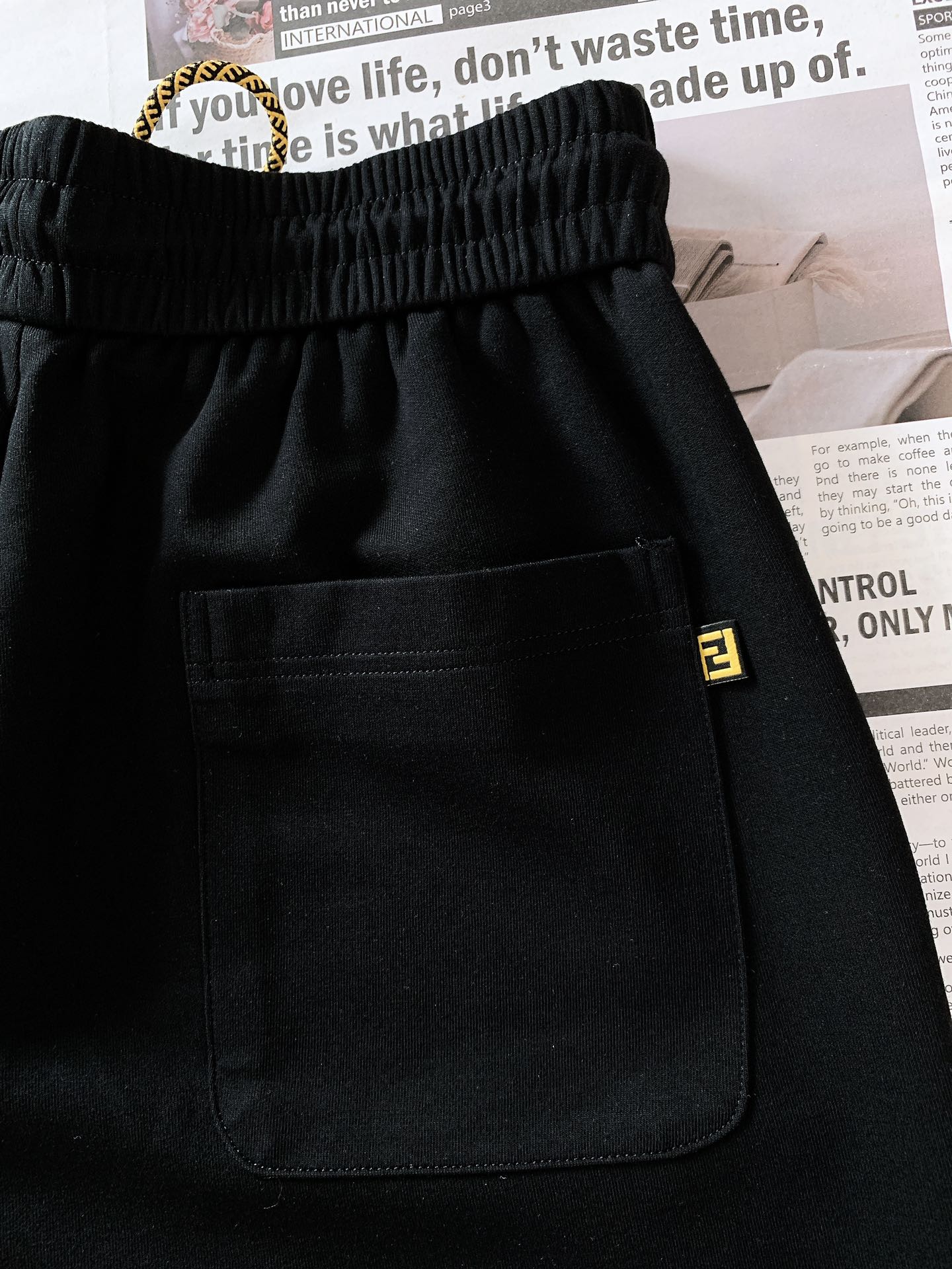 
Fendi 芬迪 2025SS春夏新品 
刺绣抽绳短裤🩳
时尚系列，独特设计，抽绳休闲长裤
 订纱开始