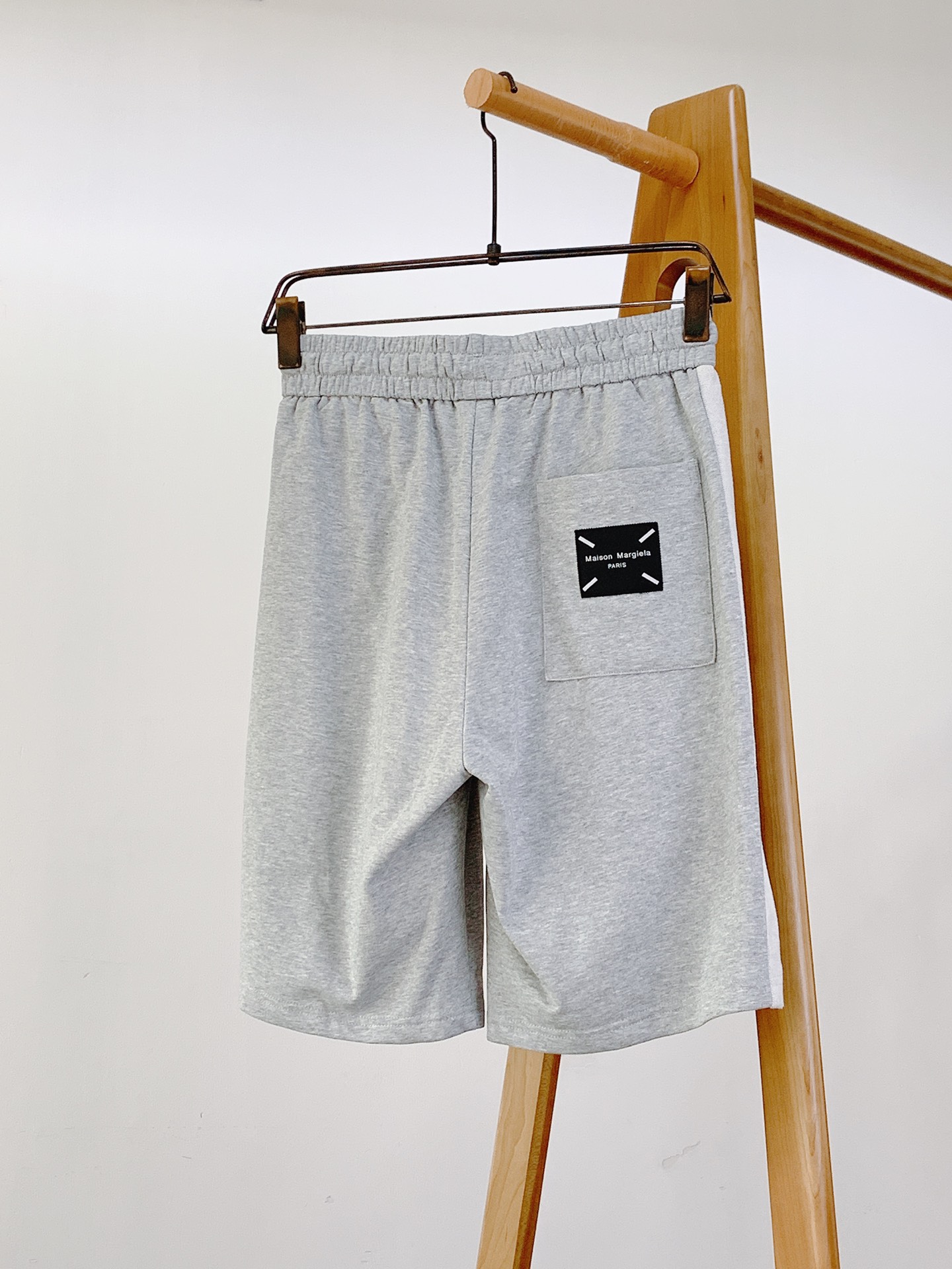 
Maison Margiela MM6 马丁马吉拉 2025SS春夏新品 
刺绣抽绳短裤🩳
时尚系列，
