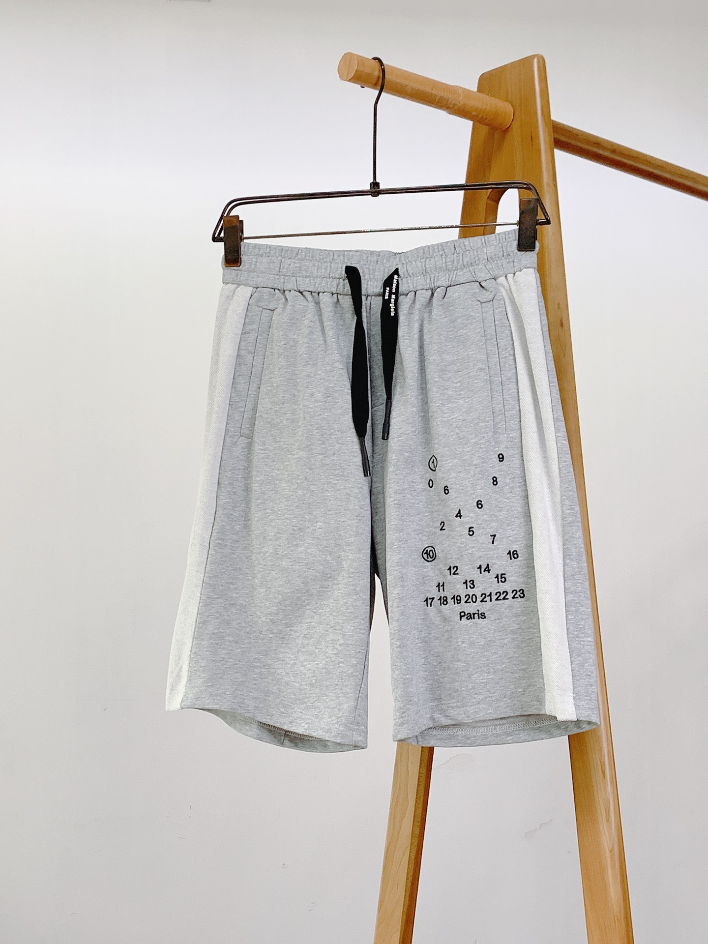 
Maison Margiela MM6 马丁马吉拉 2025SS春夏新品 
刺绣抽绳短裤🩳
时尚系列，