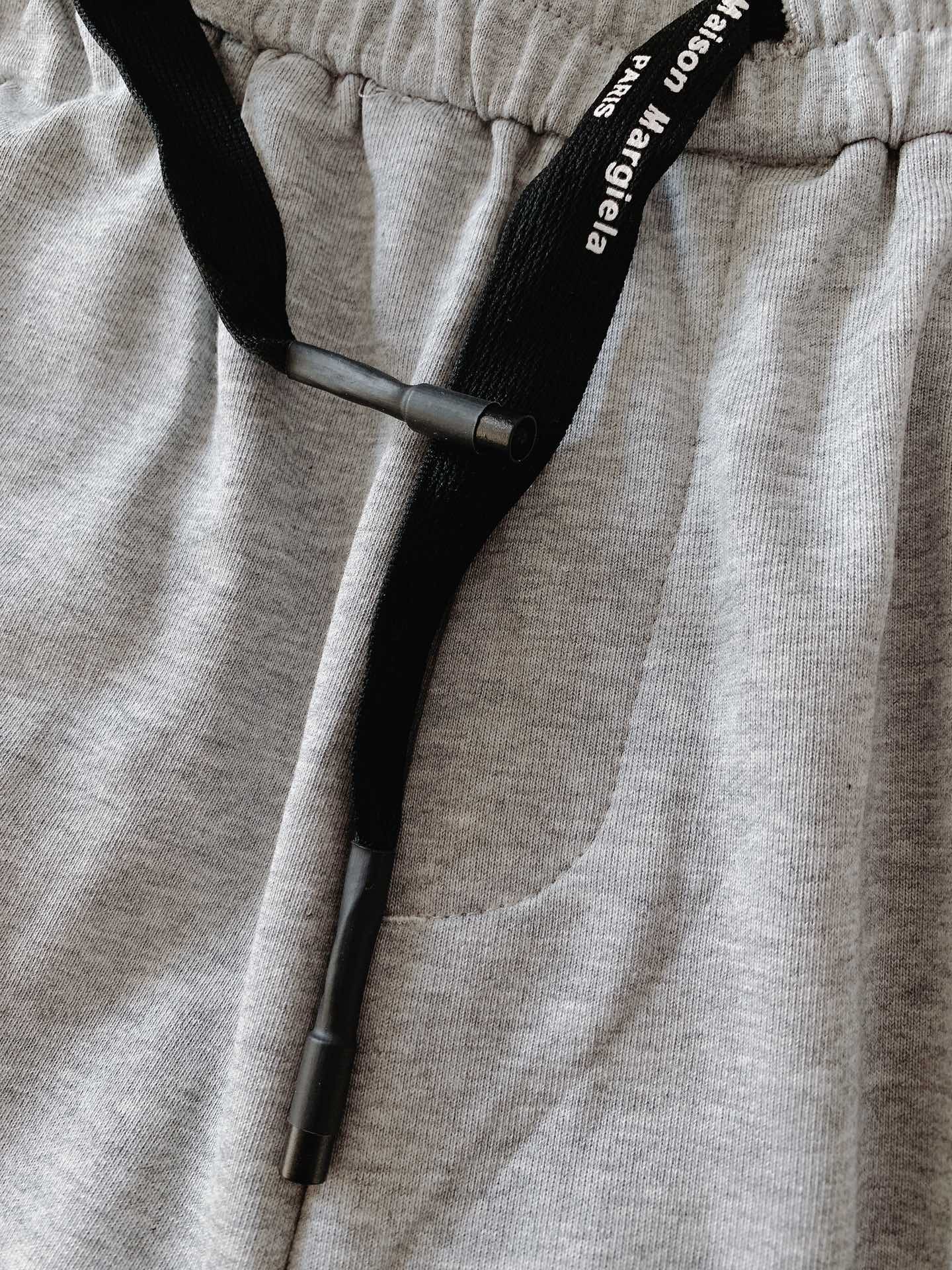 
Maison Margiela MM6 马丁马吉拉 2025SS春夏新品 
刺绣抽绳短裤🩳
时尚系列，