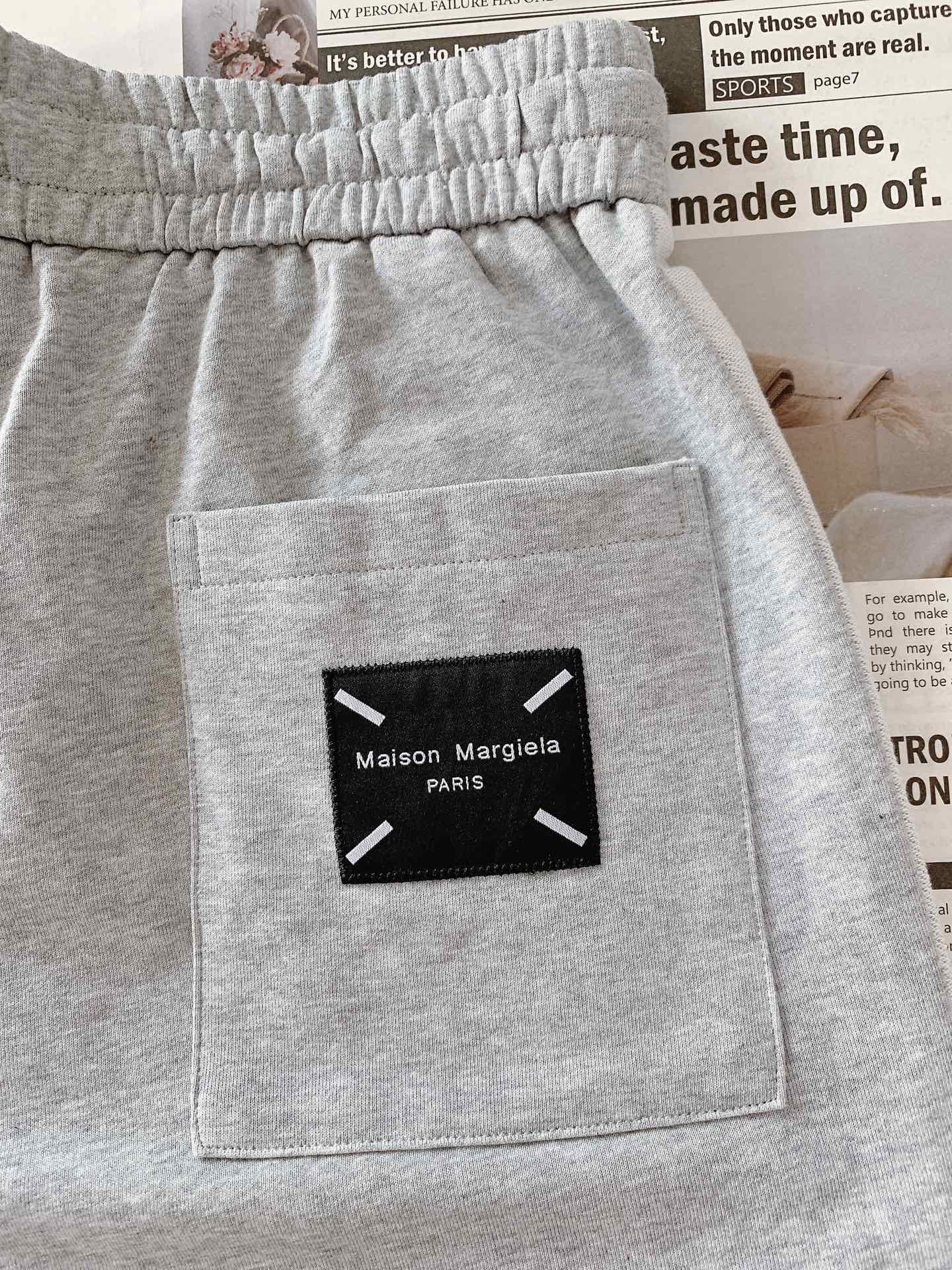 
Maison Margiela MM6 马丁马吉拉 2025SS春夏新品 
刺绣抽绳短裤🩳
时尚系列，