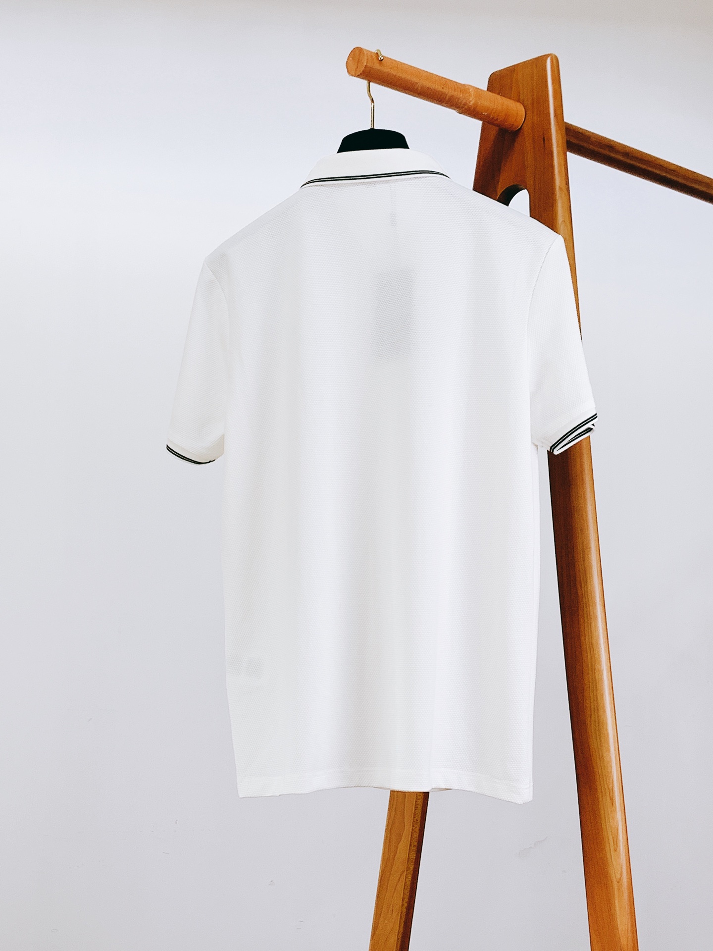 
Saint Laurent 圣罗兰 2025SS春夏新品 
休闲翻领Polo衫，经典重塑，触手可及
甄
