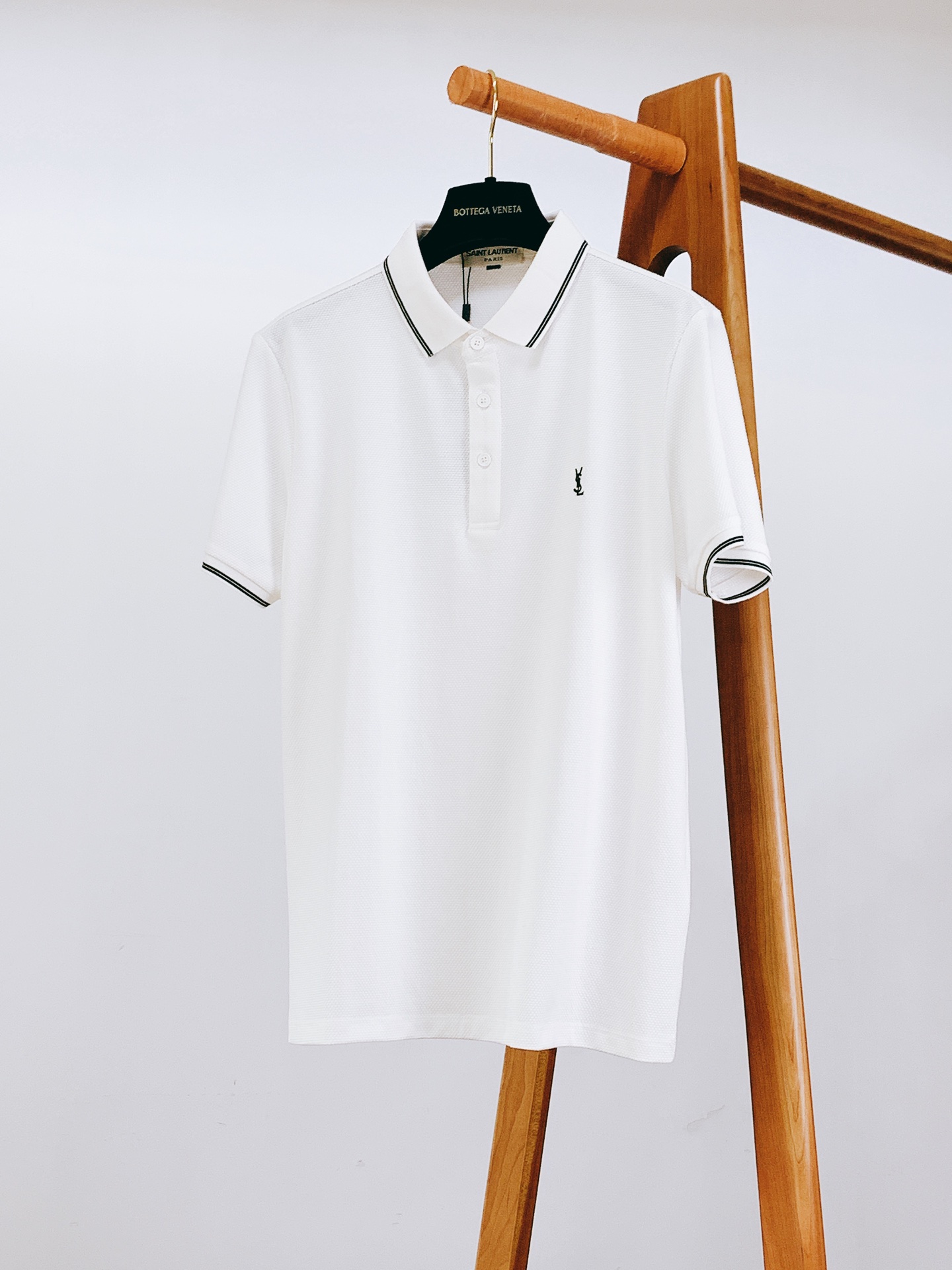 
Saint Laurent 圣罗兰 2025SS春夏新品 
休闲翻领Polo衫，经典重塑，触手可及
甄