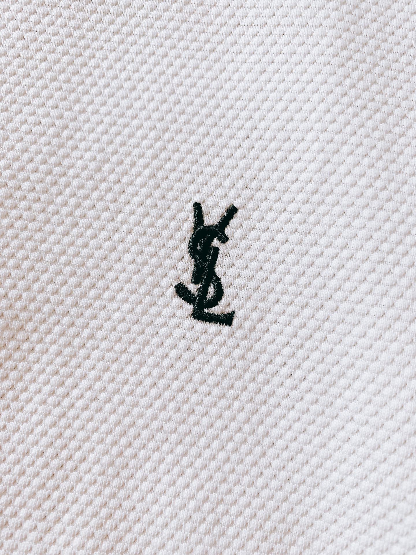 
Saint Laurent 圣罗兰 2025SS春夏新品 
休闲翻领Polo衫，经典重塑，触手可及
甄