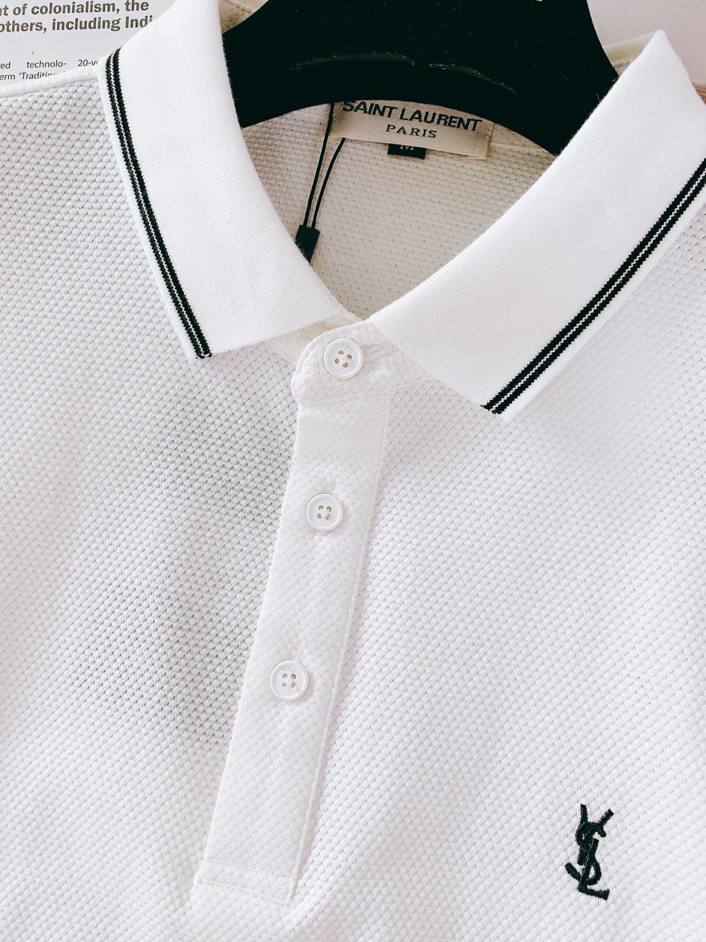 
Saint Laurent 圣罗兰 2025SS春夏新品 
休闲翻领Polo衫，经典重塑，触手可及
甄