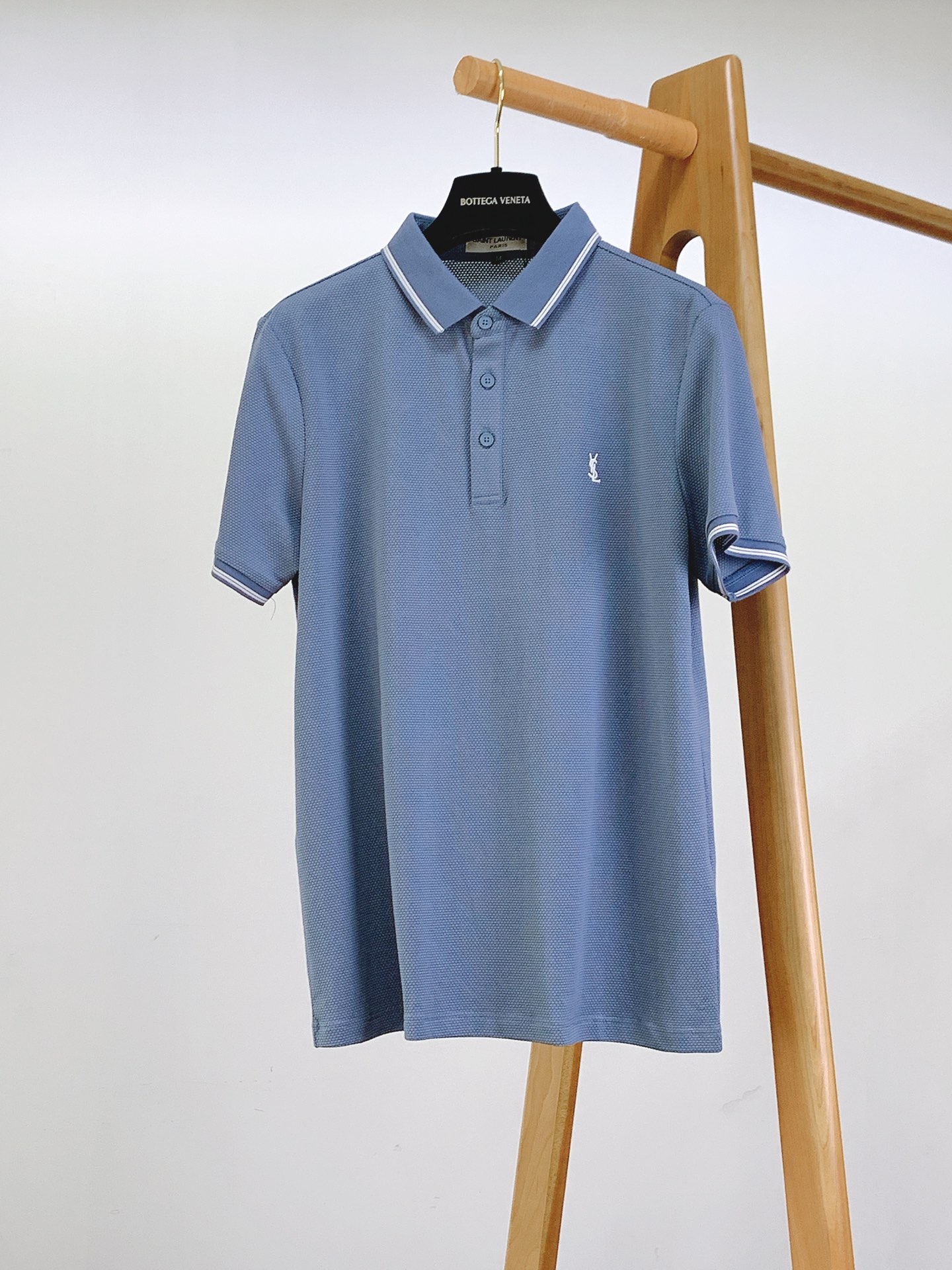 
Saint Laurent 圣罗兰 2025SS春夏新品 
休闲翻领Polo衫，经典重塑，触手可及
甄