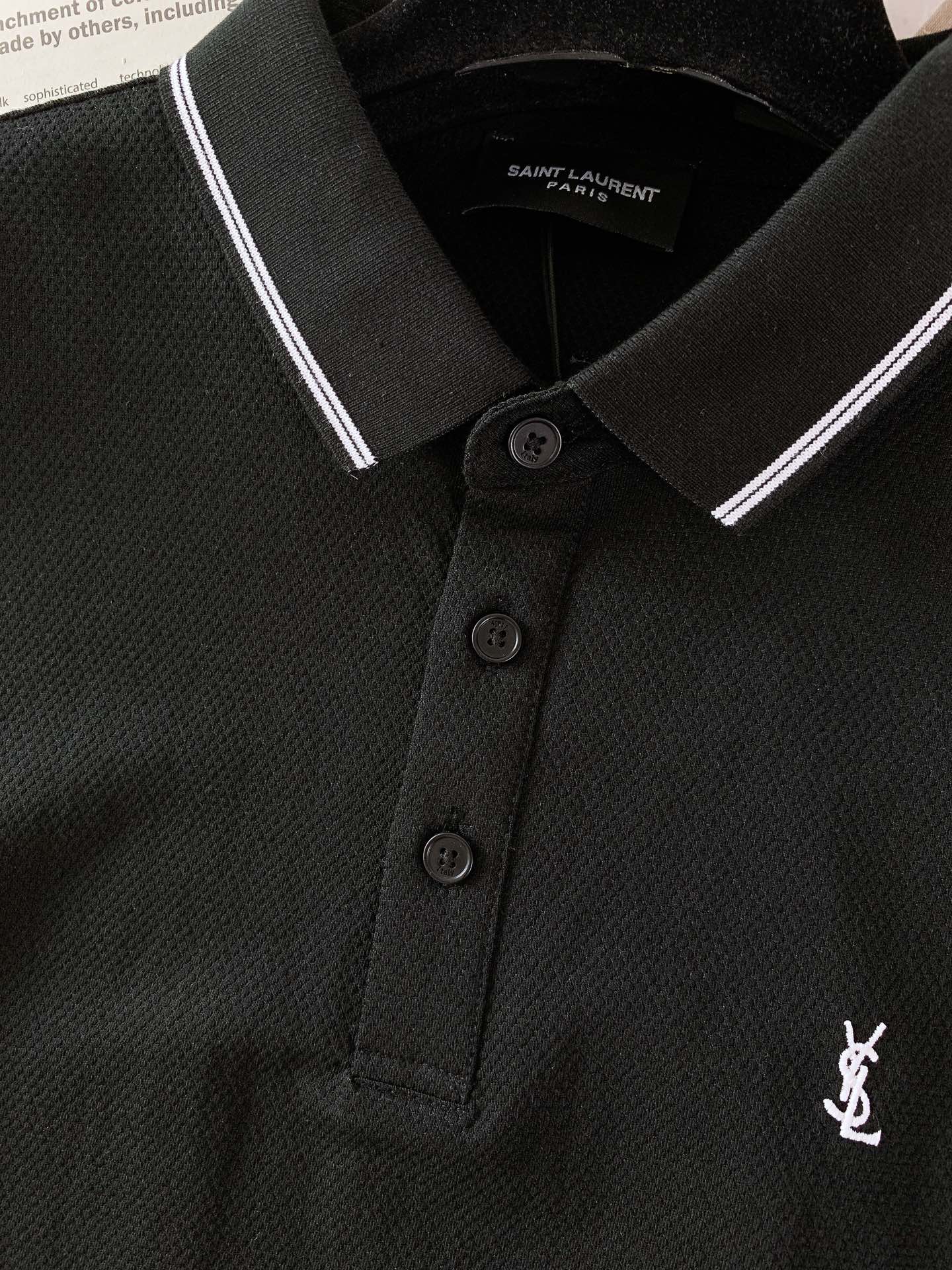 
Saint Laurent 圣罗兰 2025SS春夏新品 
休闲翻领Polo衫，经典重塑，触手可及
甄