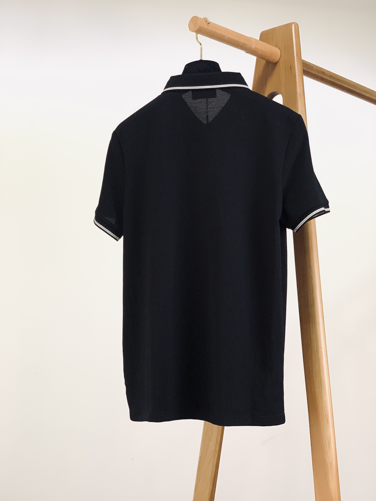 
Saint Laurent 圣罗兰 2025SS春夏新品 
休闲翻领Polo衫，经典重塑，触手可及
甄