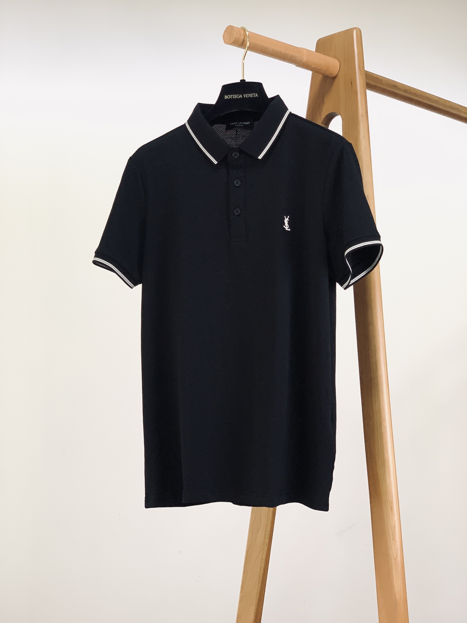 
Saint Laurent 圣罗兰 2025SS春夏新品 
休闲翻领Polo衫，经典重塑，触手可及
甄