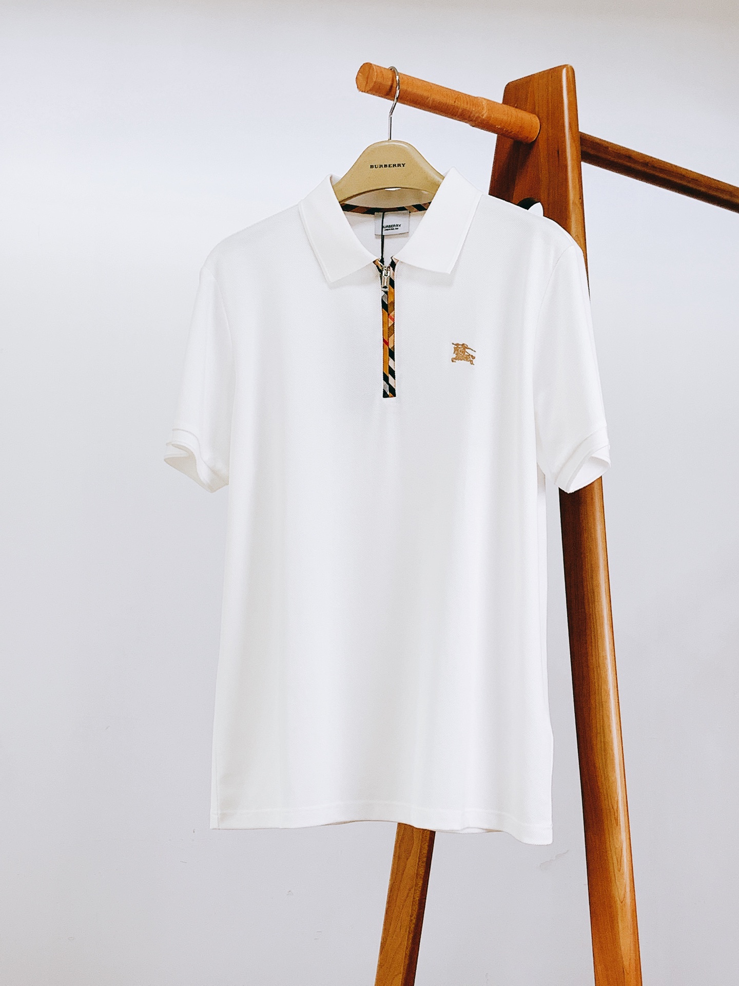 
Burberry 巴宝莉 2025SS春夏新品 
渠道的精品狠货！！！
今年最好看的半拉链翻领T恤
闭