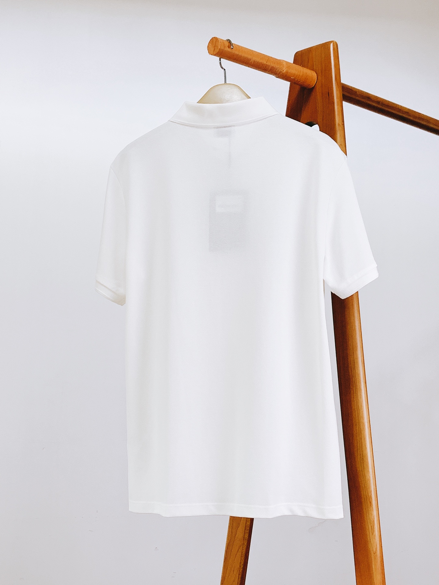 
Burberry 巴宝莉 2025SS春夏新品 
渠道的精品狠货！！！
今年最好看的半拉链翻领T恤
闭