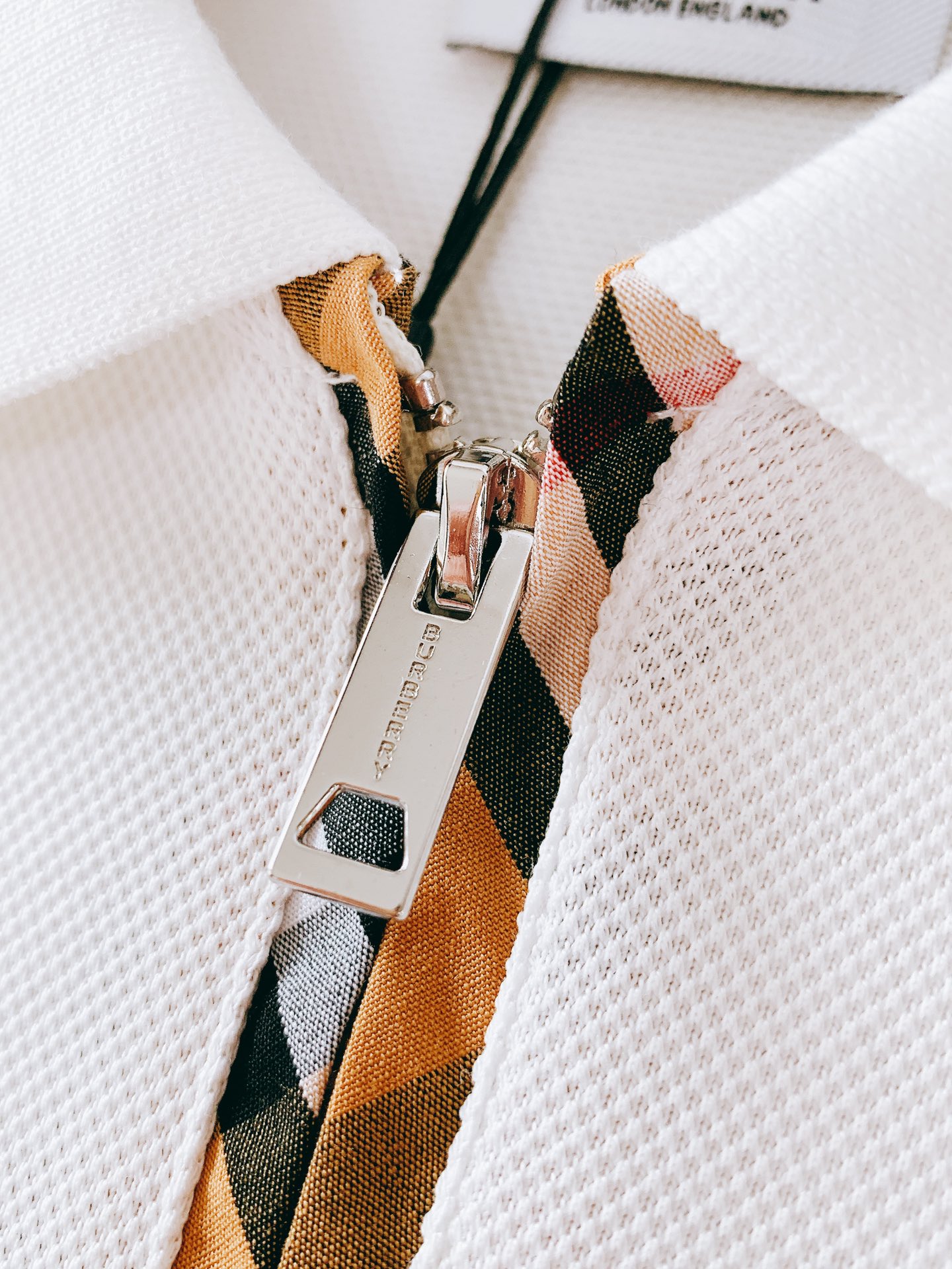 
Burberry 巴宝莉 2025SS春夏新品 
渠道的精品狠货！！！
今年最好看的半拉链翻领T恤
闭