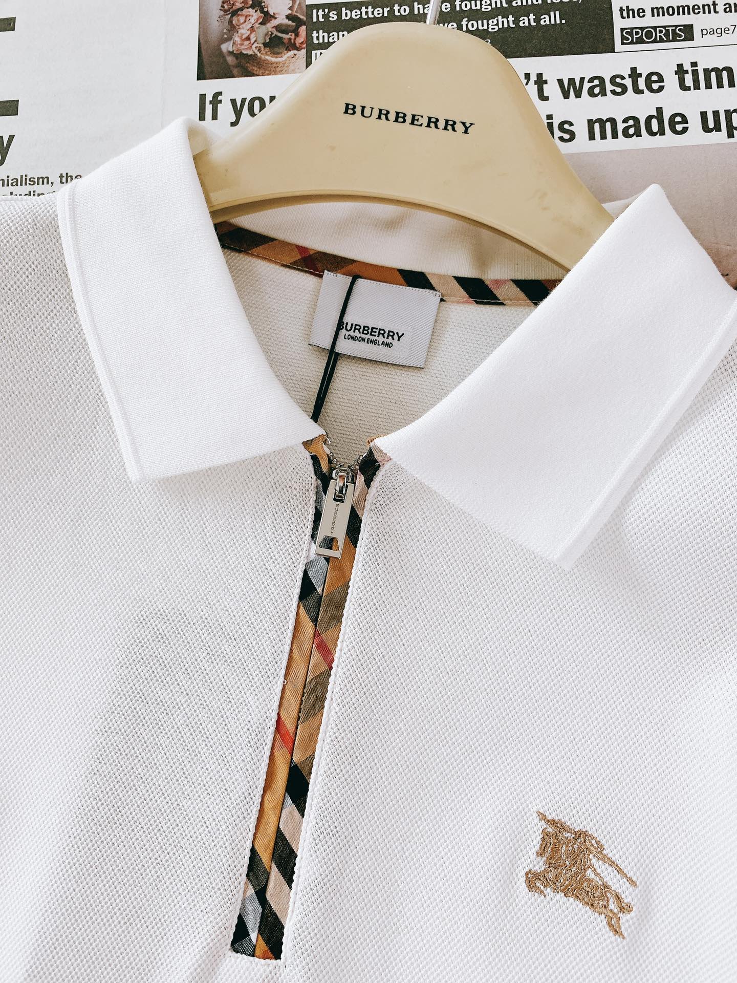 
Burberry 巴宝莉 2025SS春夏新品 
渠道的精品狠货！！！
今年最好看的半拉链翻领T恤
闭