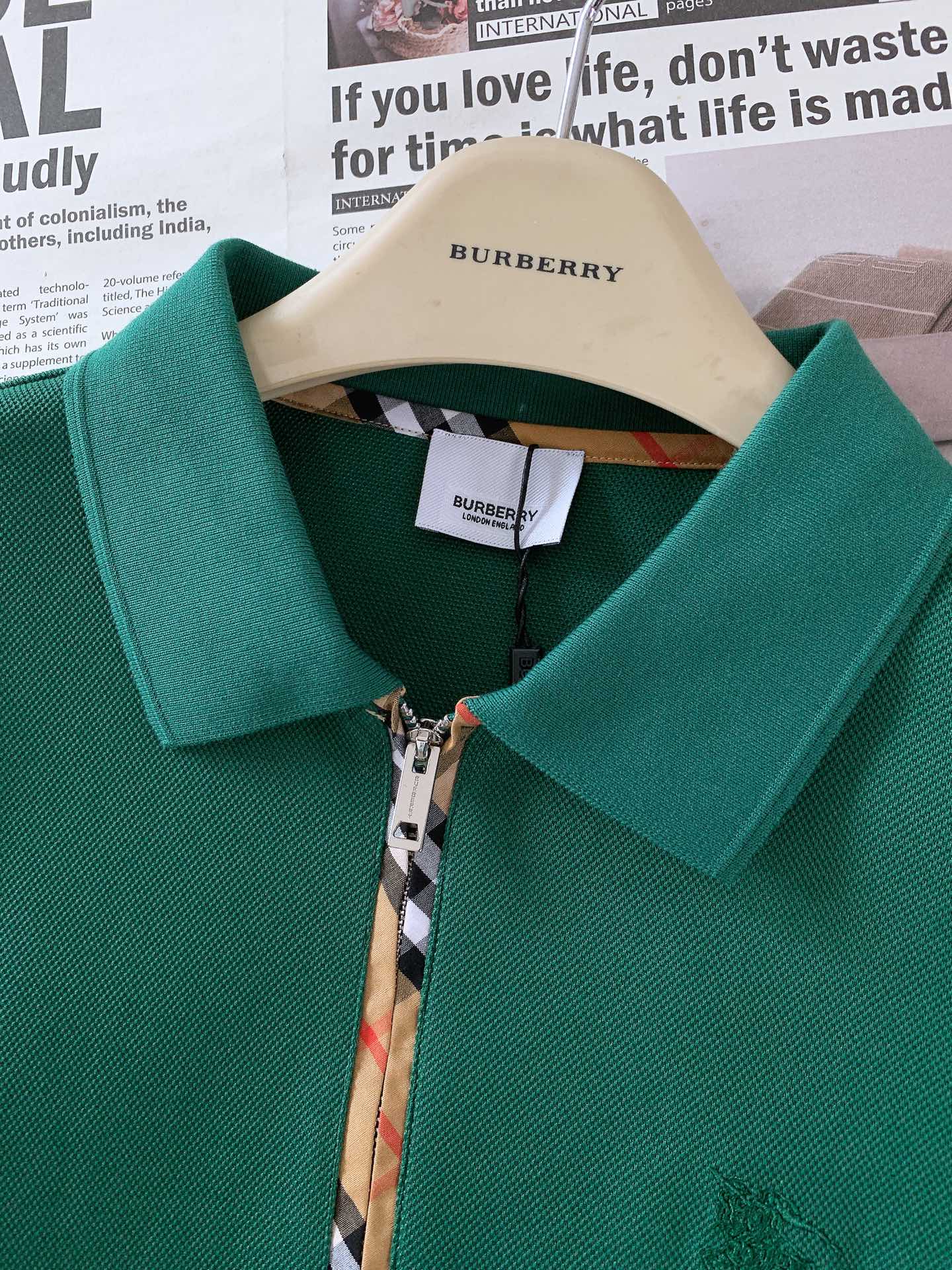 
Burberry 巴宝莉 2025SS春夏新品 
渠道的精品狠货！！！
今年最好看的半拉链翻领T恤
闭