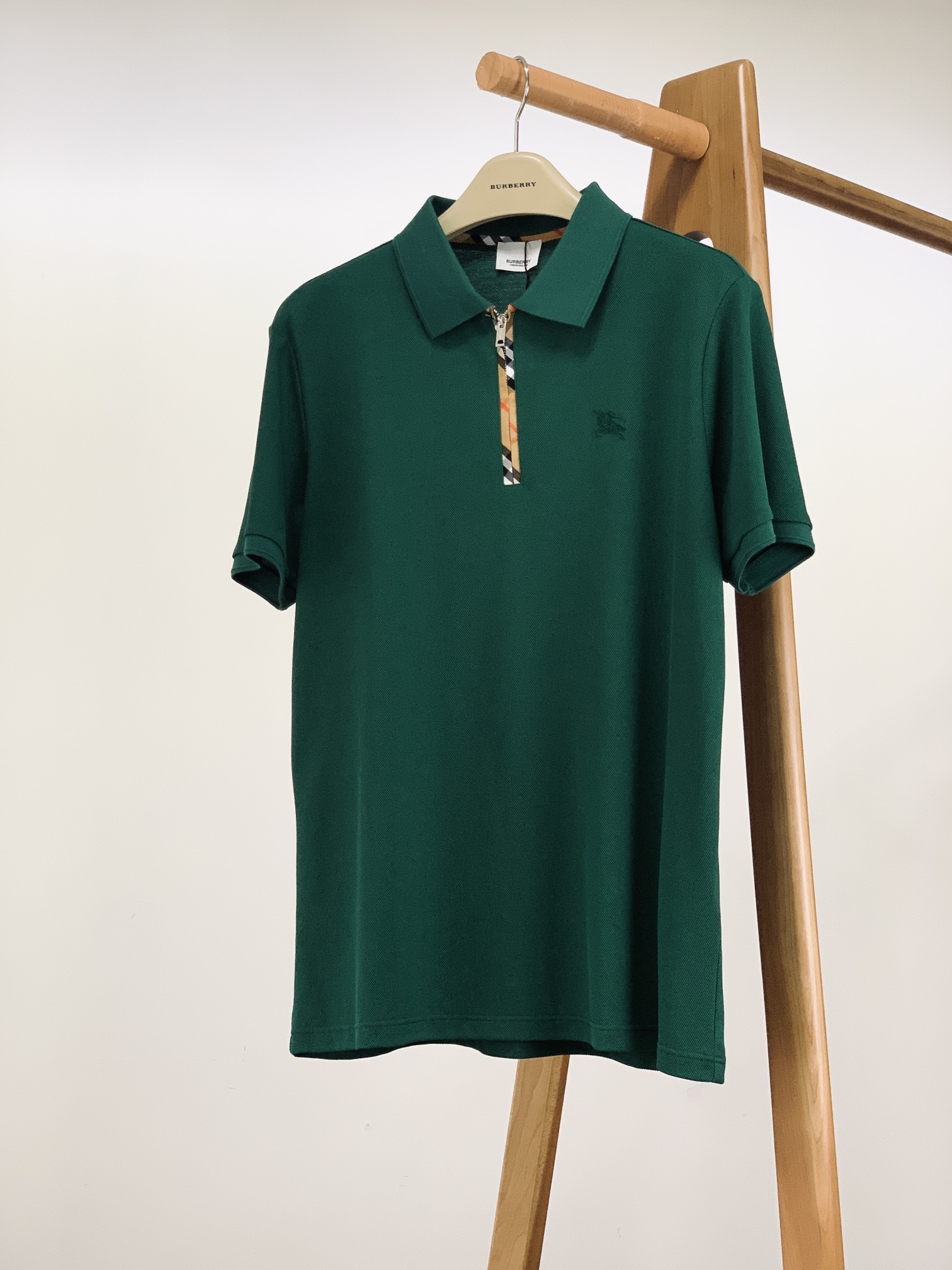
Burberry 巴宝莉 2025SS春夏新品 
渠道的精品狠货！！！
今年最好看的半拉链翻领T恤
闭