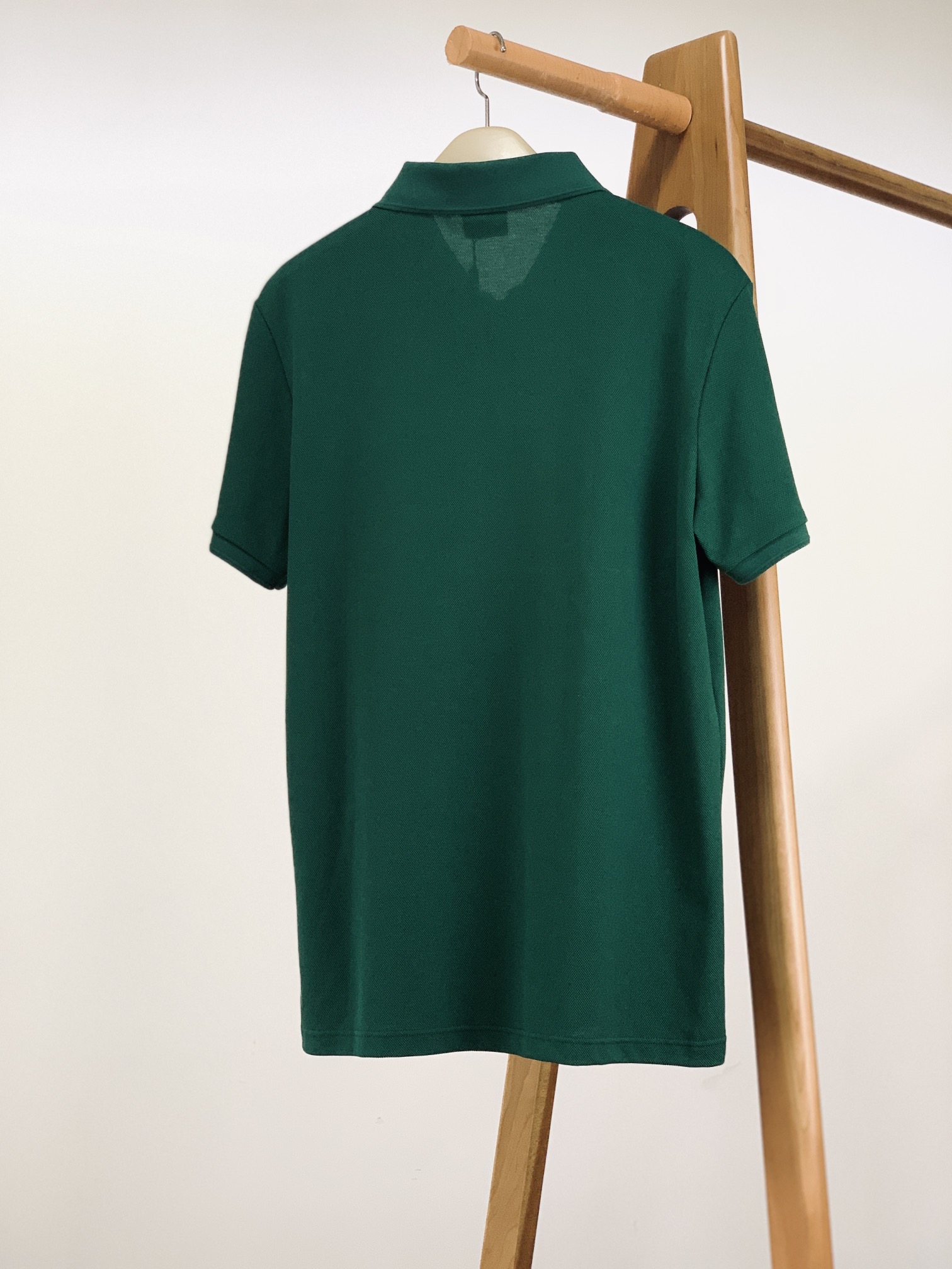 
Burberry 巴宝莉 2025SS春夏新品 
渠道的精品狠货！！！
今年最好看的半拉链翻领T恤
闭